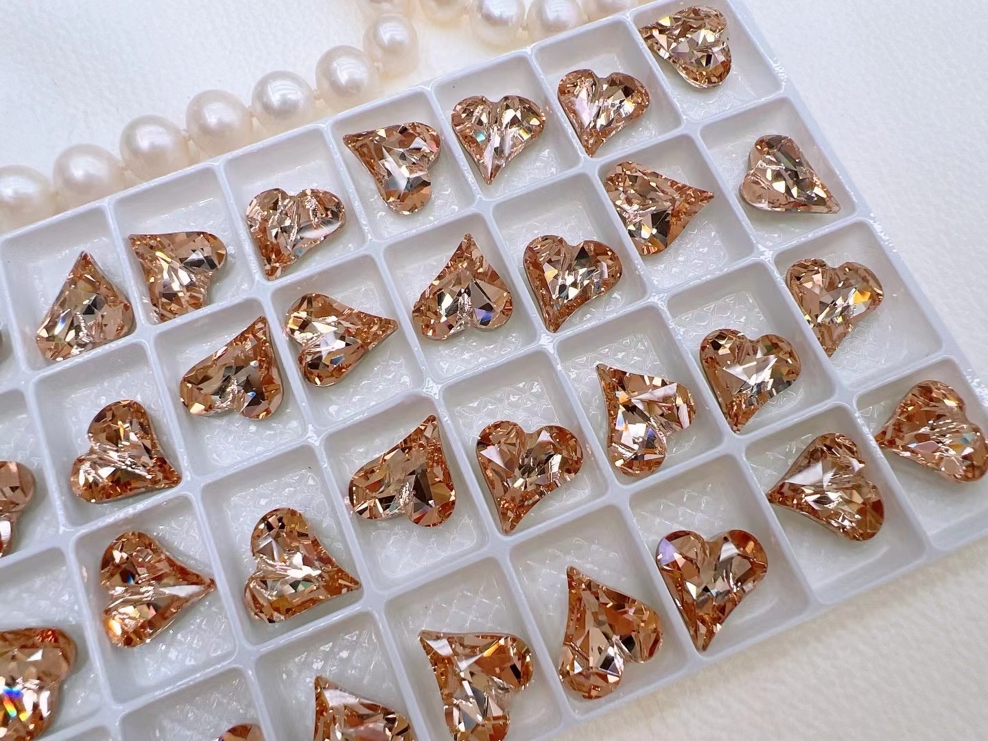 施华洛世奇玻璃手缝钻，秋天美拉德色系，秋冬的专属色系
玻璃水晶，用于服饰，头饰，手机壳，各种饰品，各种各种DIY产品图