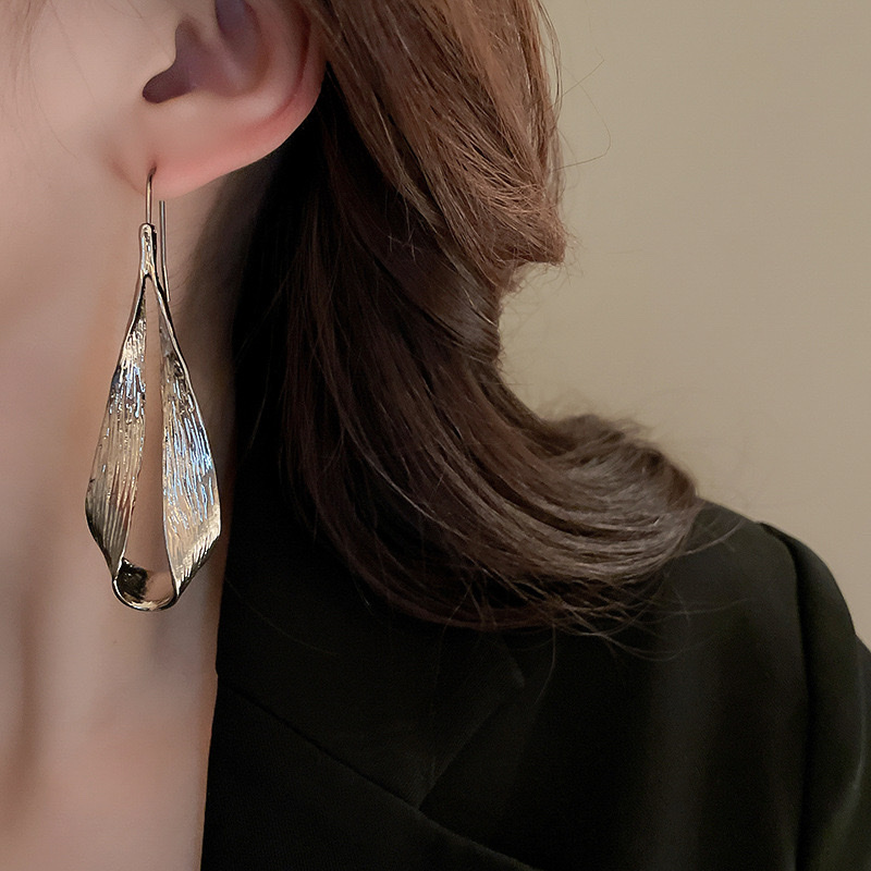 Cold metallic touch water drop leaf ear hook earrings, exaggerated and niche European and American style, high-end feel, internet-famous earrings for women detail image 2