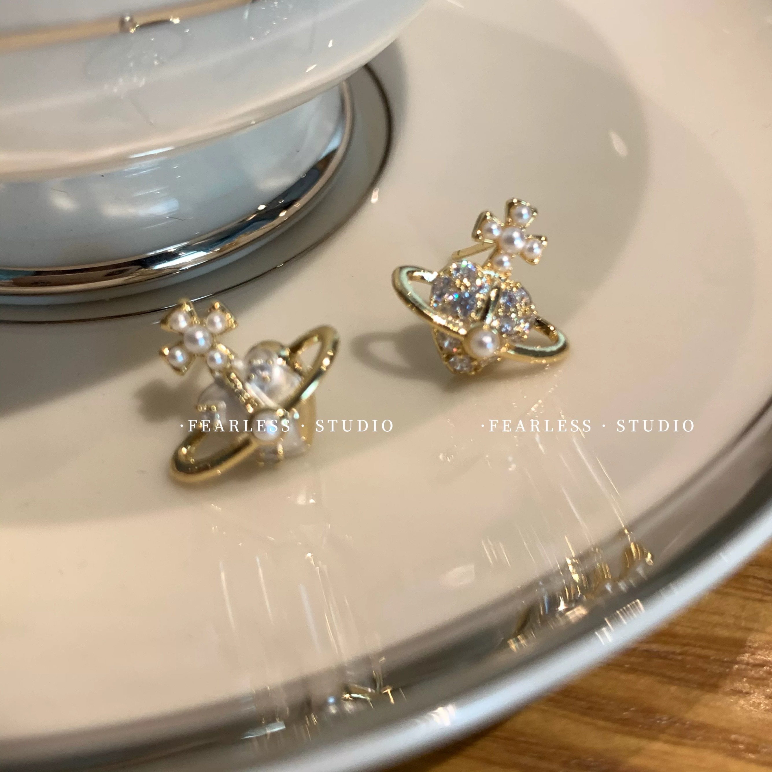 AB款小土星米粒珍珠精致小巧 个性气质时尚饰品耳饰耳钉细节图