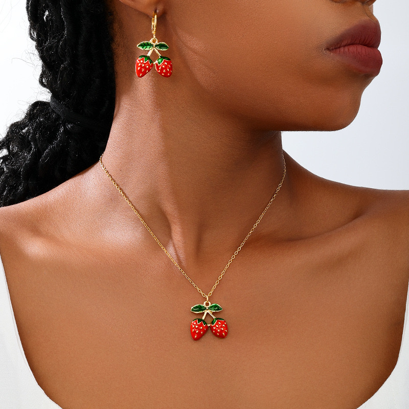 1套可爱又迷人时尚ins风金属水果派对草莓樱桃女项链耳环首饰套装 