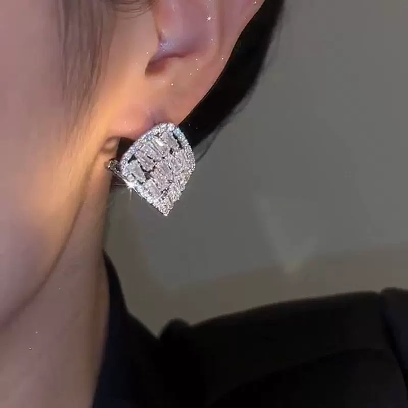 1创意耳饰 独特设计耳钉 简约时尚个性饰品 青春气息耳饰装扮细节图