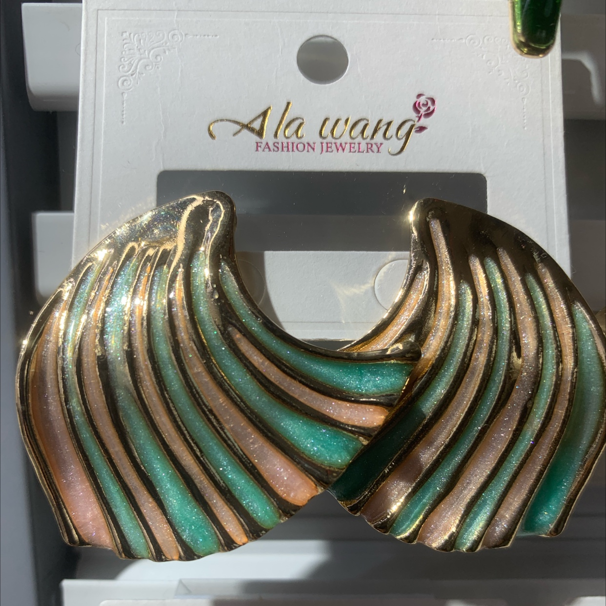 The 925 sterling silver needle earrings exude a sense of sophistication. The crystal stone inlaid anklet ring set is a fashionable ladies' jewelry with a unique taste