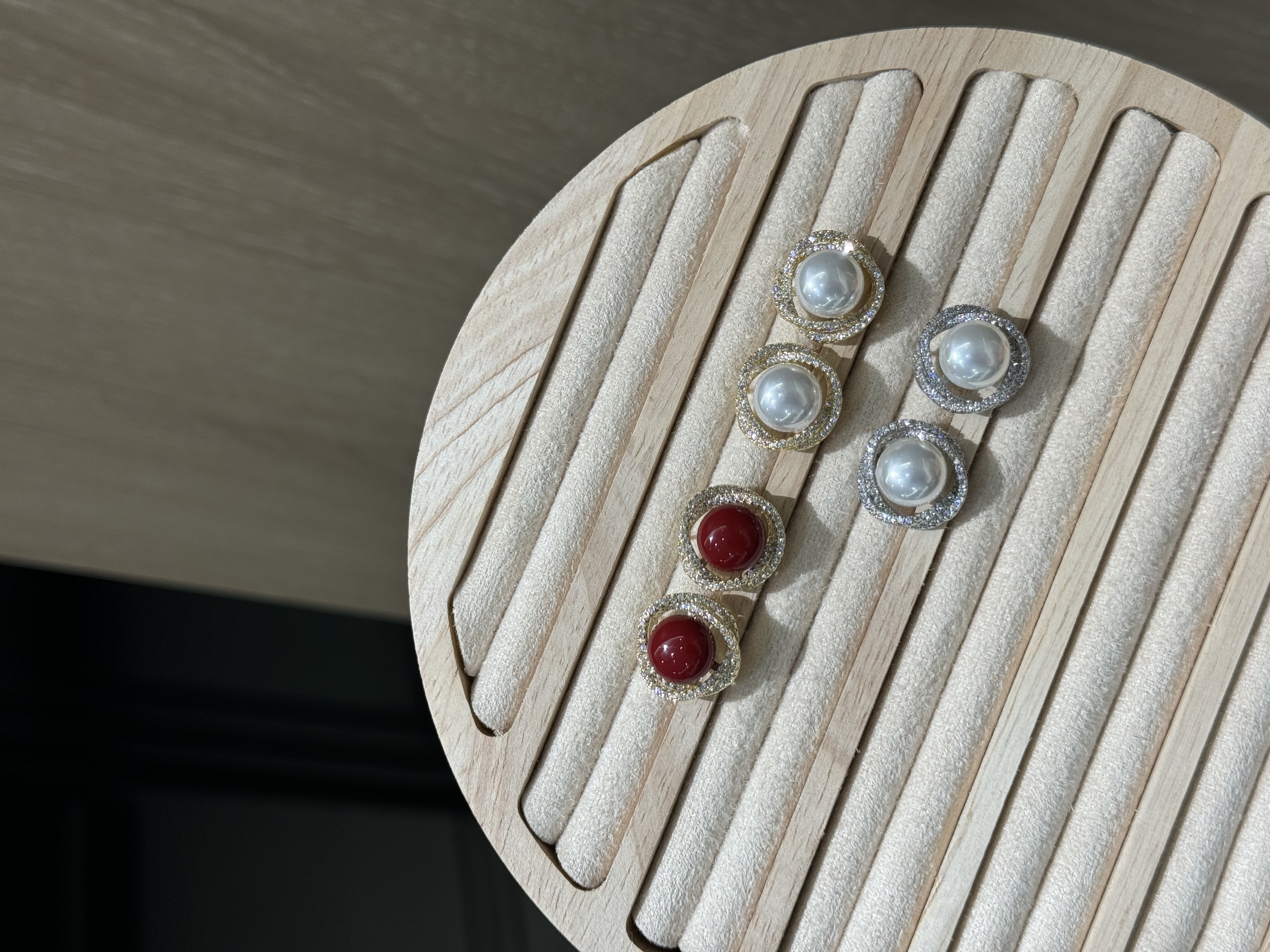 Classic twisted pearl stud earrings, creative earrings, unique design stud earrings, simple, fashionable and individual accessories, new recommendations for light luxury earrings