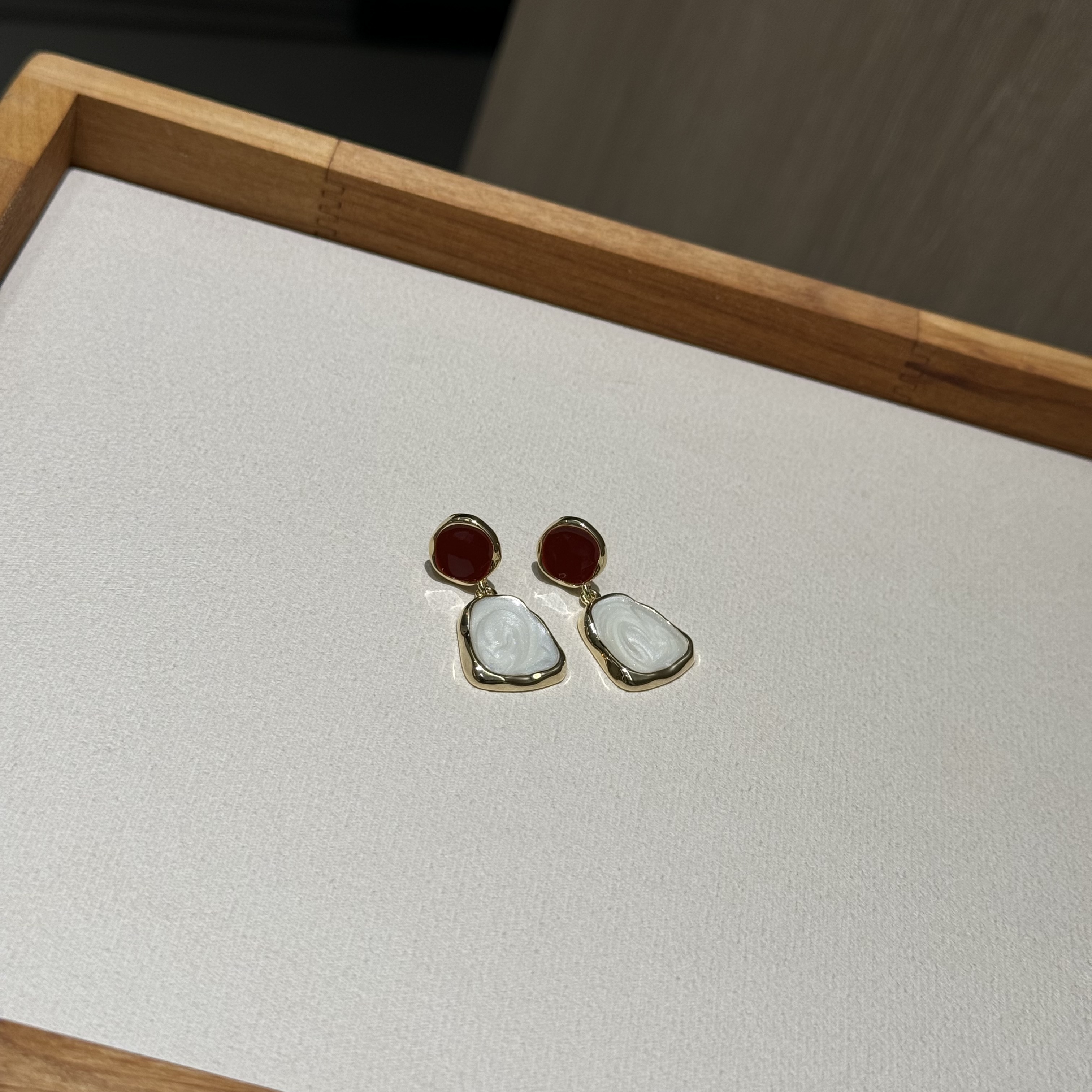 The unique design of the oil-dripping red Christmas and New Year creative earrings with stud earrings is exquisite and fashionable. It is a light luxury daily accessory for women Application Scenario