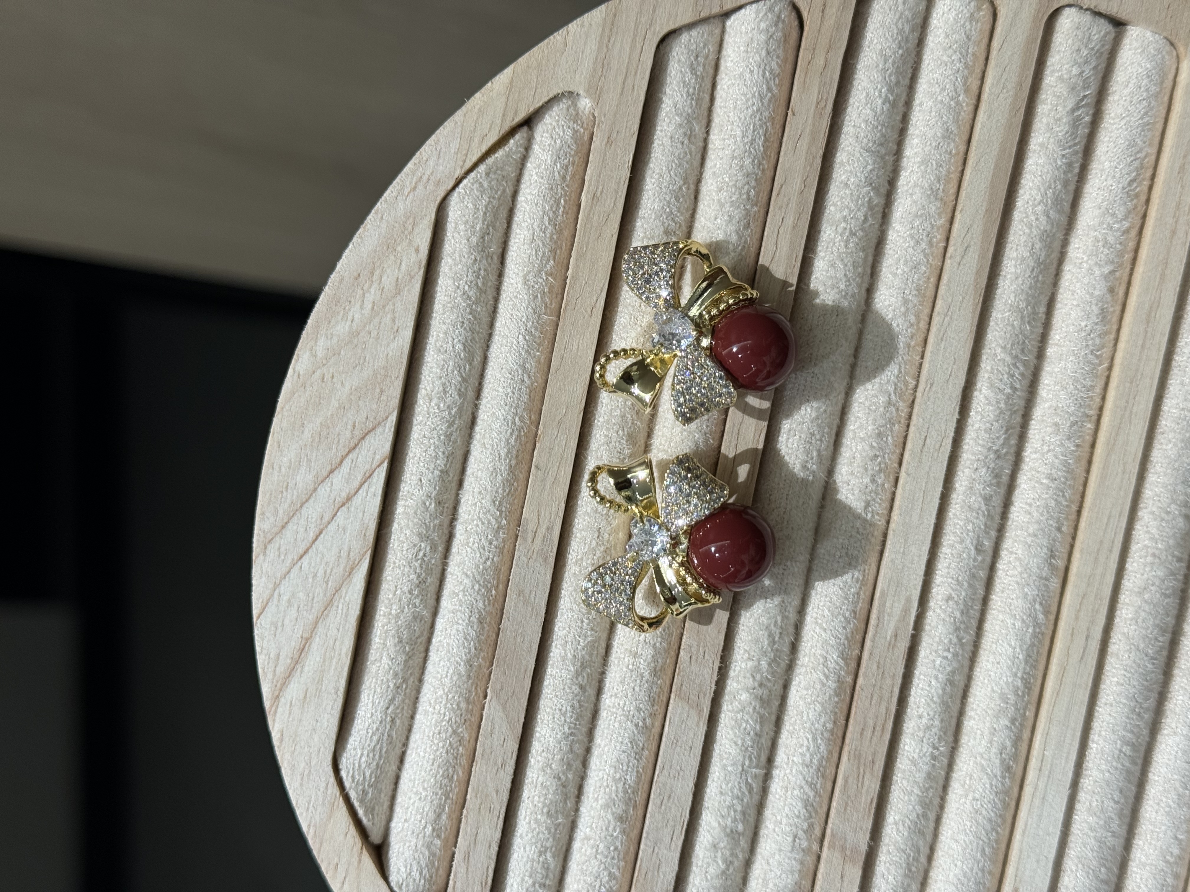 1218 Accessories, creative earrings, unique design, delicate and small stud earrings, ladies' head accessories, high-end and fashionable accessories, bows Specification image