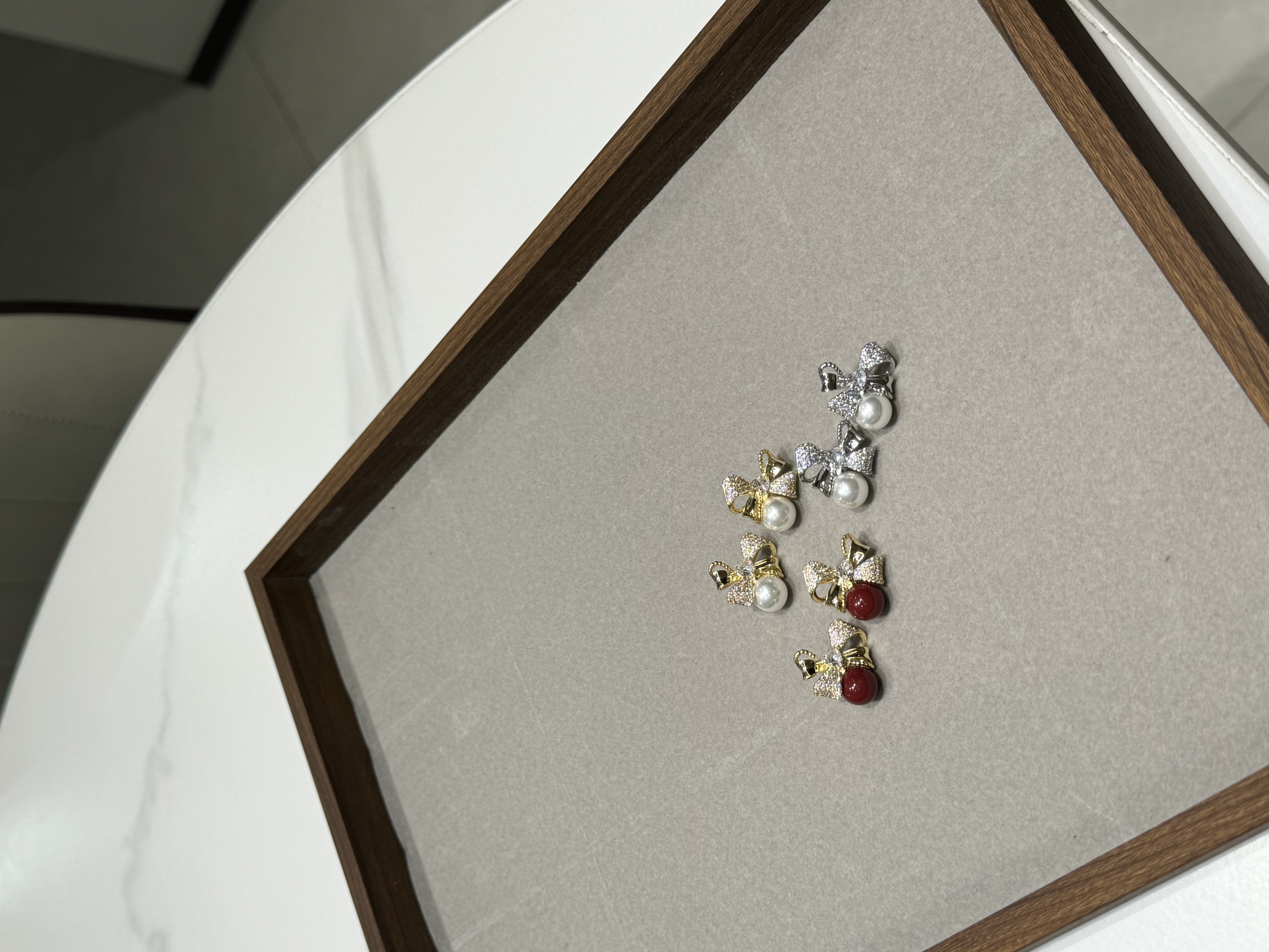 1218 Accessories, creative earrings, unique design, delicate and small stud earrings, ladies' head accessories, high-end and fashionable accessories, bows Item Picture