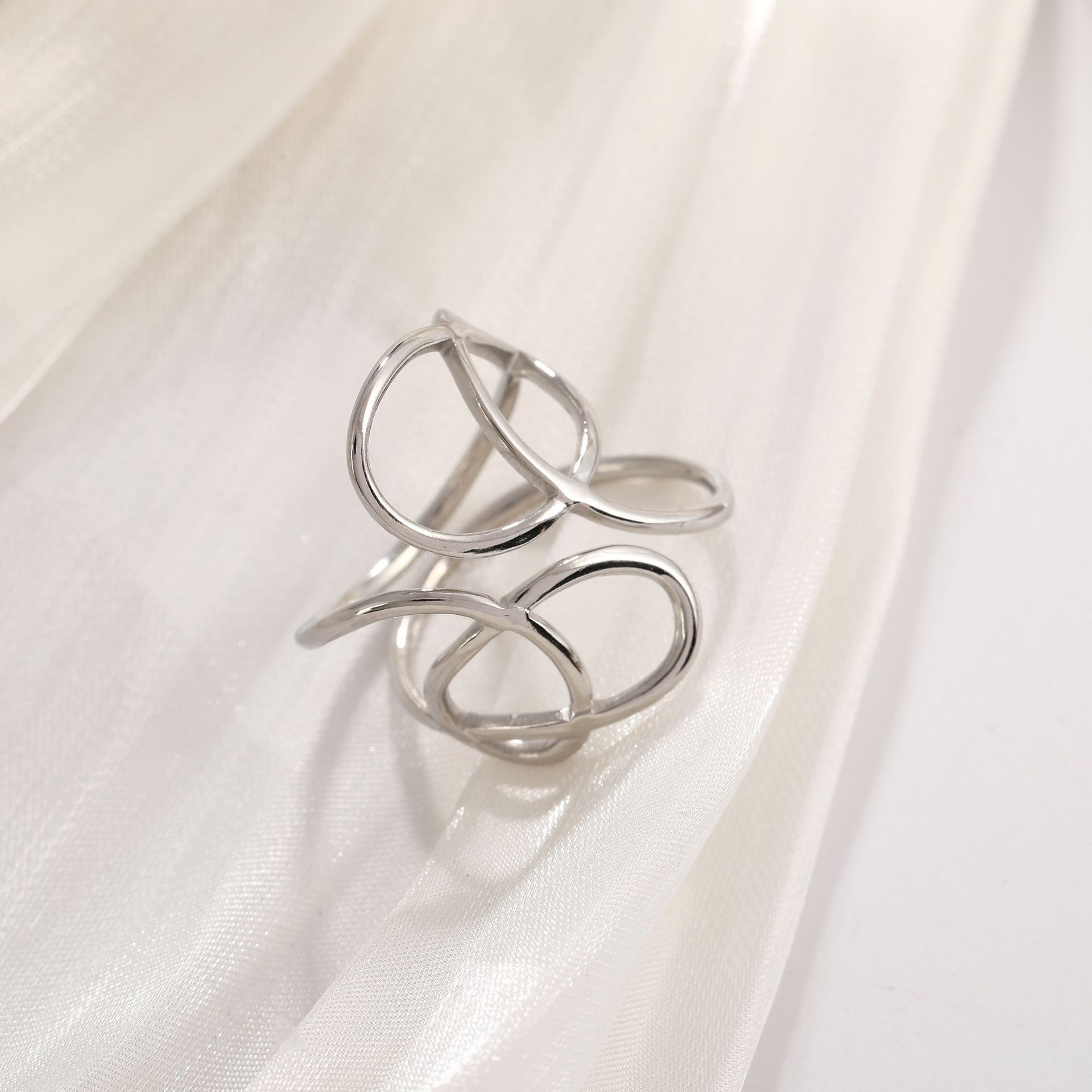 Titanium steel sand gold Moissanite ladies' ring, exquisite luster, wear-resistant, non-fading, anti-allergy and fashionable accessory Specification image