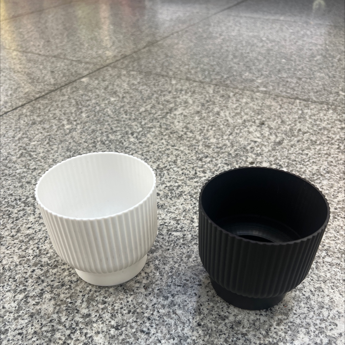 塑料花篮黑色白色仿真花配件家居摆件咖啡厅摆件家居收纳工艺品花篮竖条纹花篮工艺品家居摆件花篮