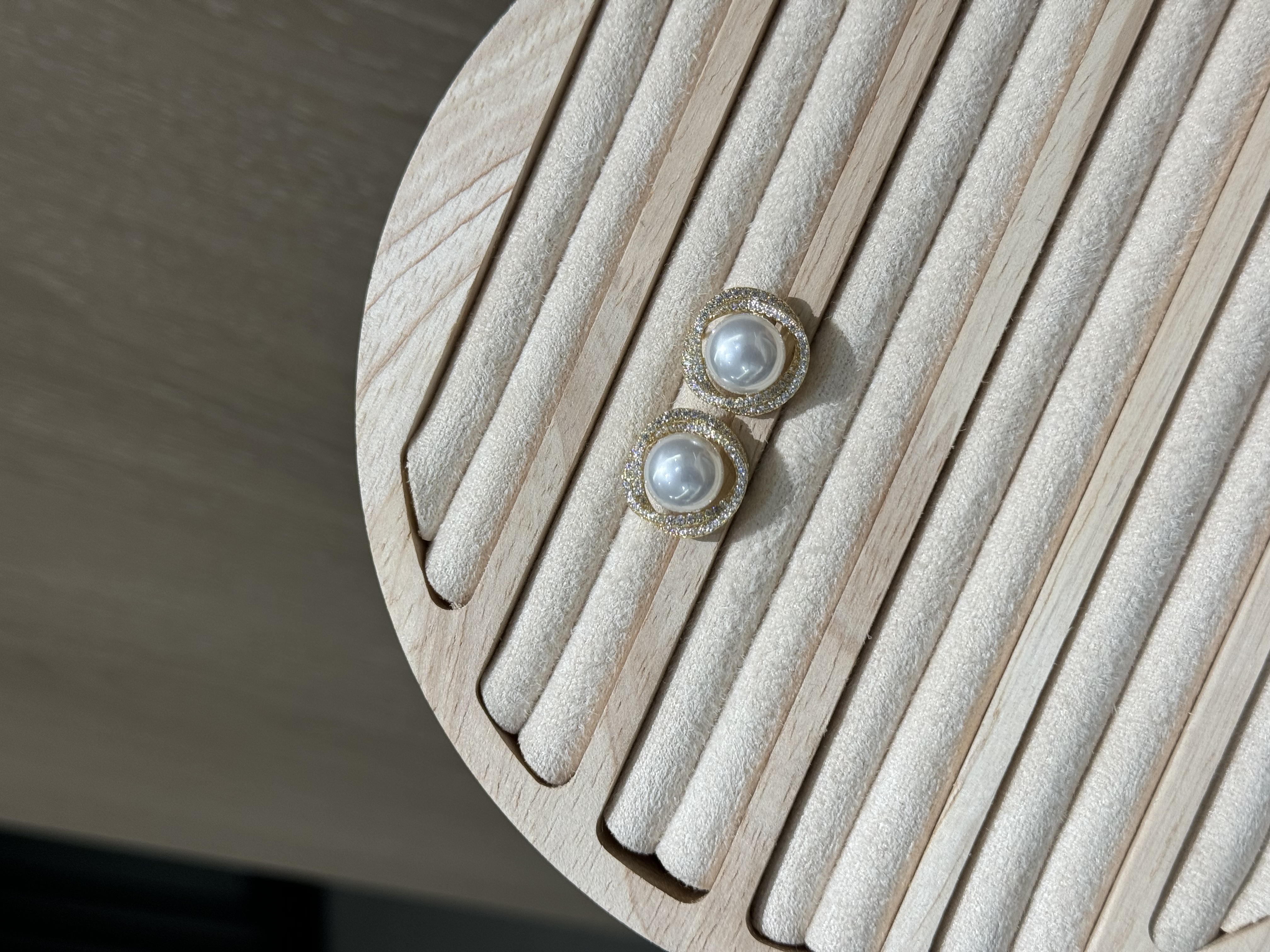 Classic twisted pearl stud earrings, creative earrings, unique design stud earrings, simple, fashionable and individual accessories, new recommendations for light luxury earrings Specification image
