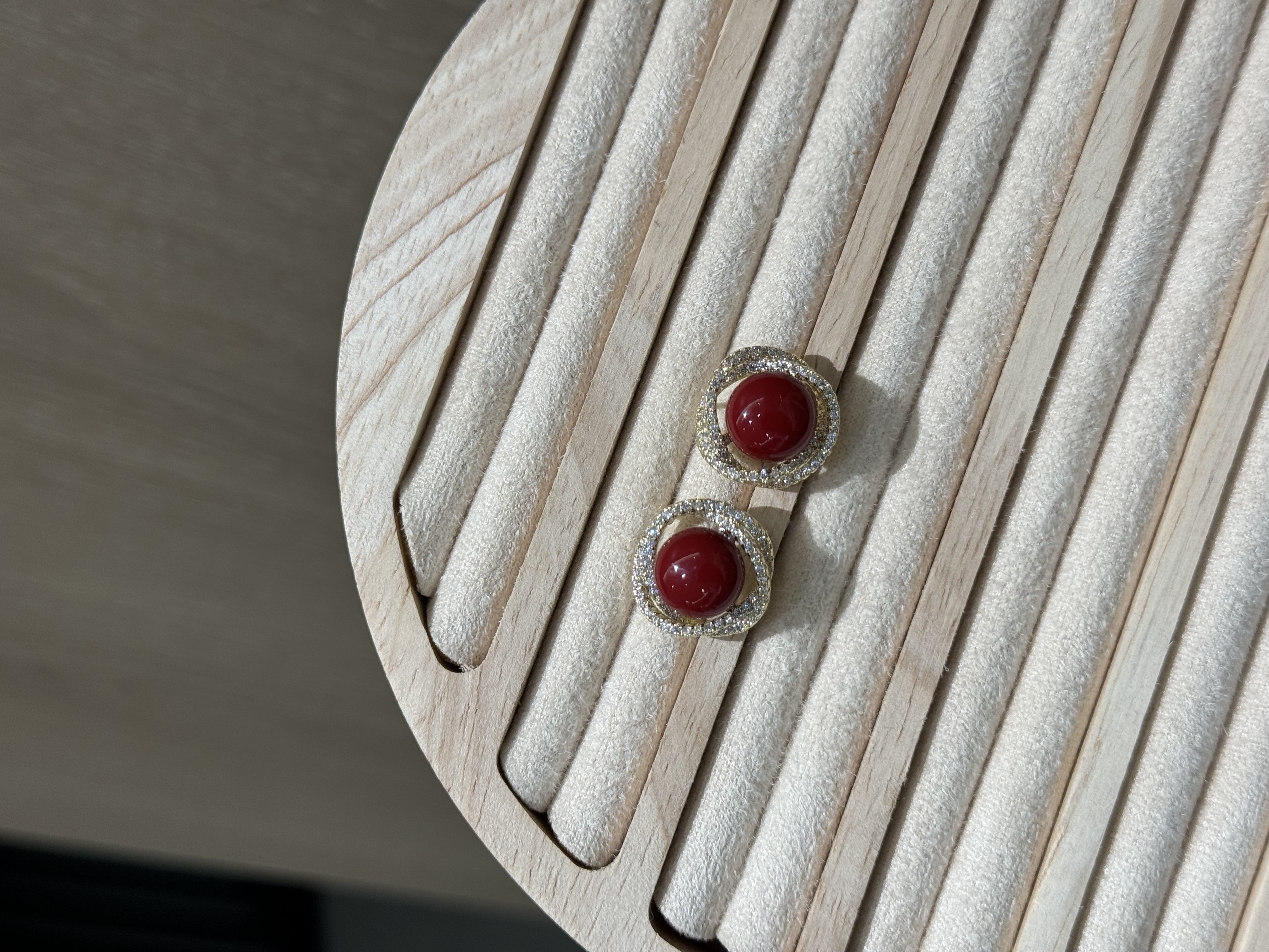 Classic twisted pearl stud earrings, creative earrings, unique design stud earrings, simple, fashionable and individual accessories, new recommendations for light luxury earrings details Picture