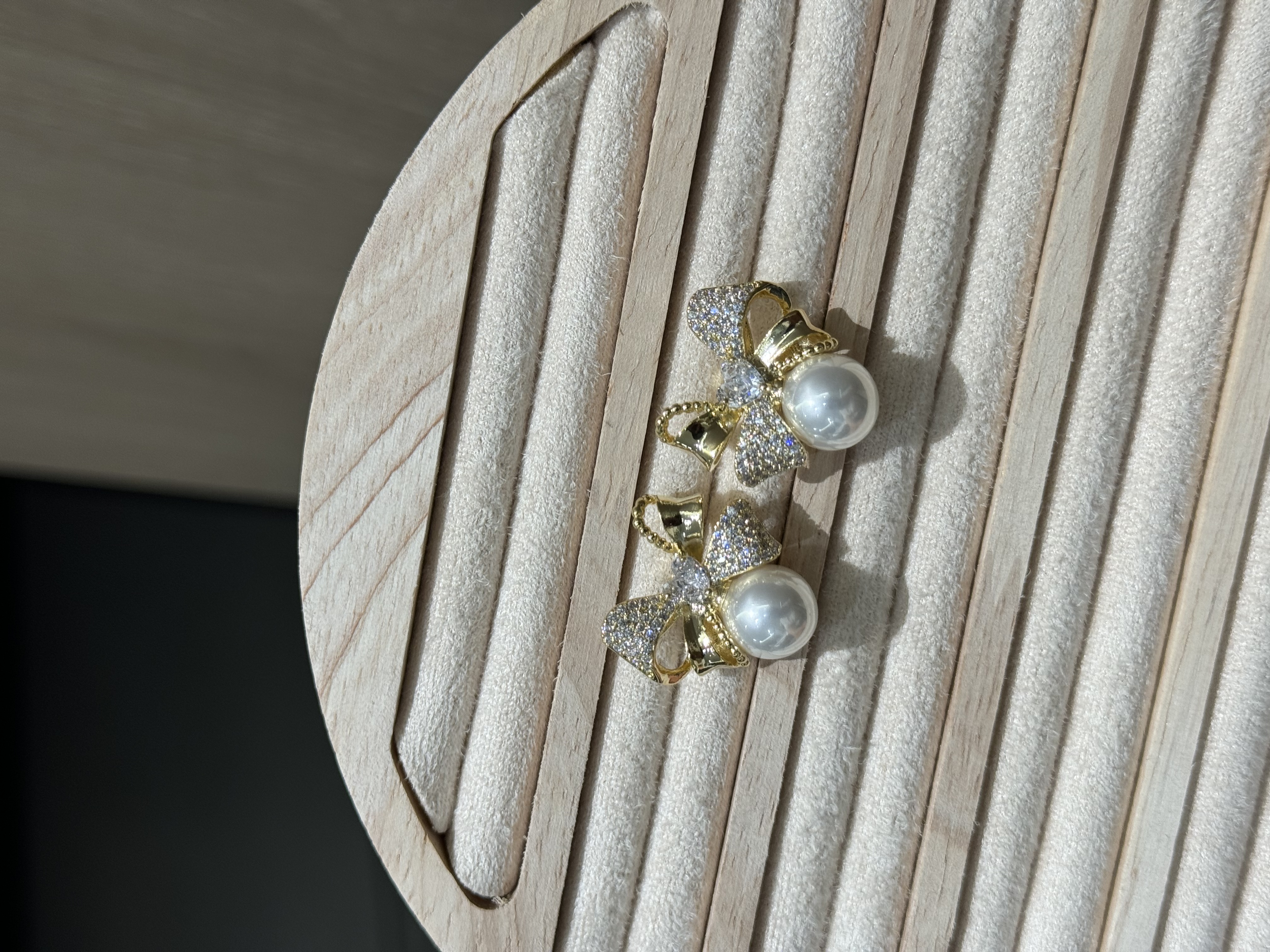 1218 Accessories, creative earrings, unique design, delicate and small stud earrings, ladies' head accessories, high-end and fashionable accessories, bows Application Scenario