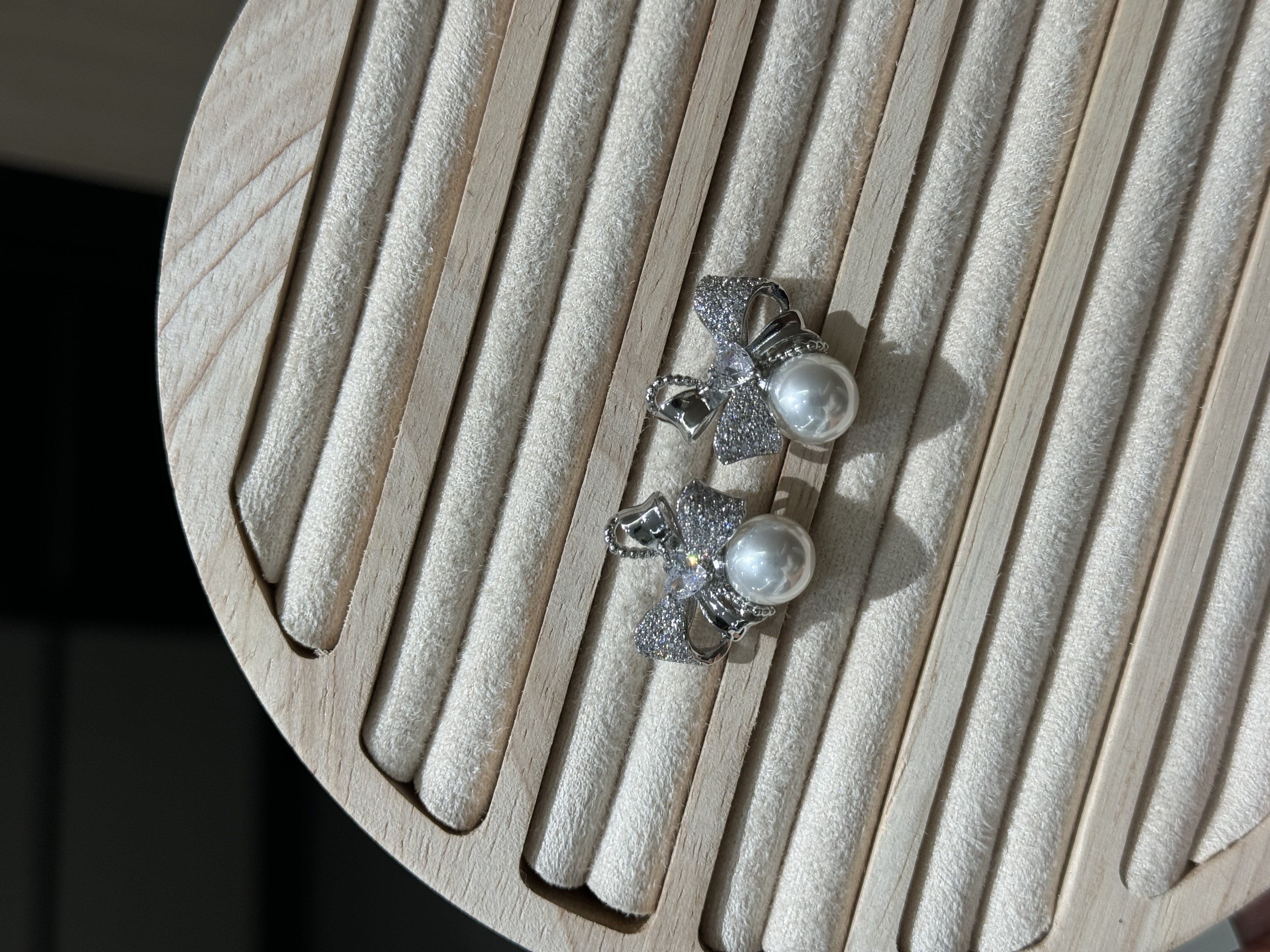 1218 Accessories, creative earrings, unique design, delicate and small stud earrings, ladies' head accessories, high-end and fashionable accessories, bows details Picture