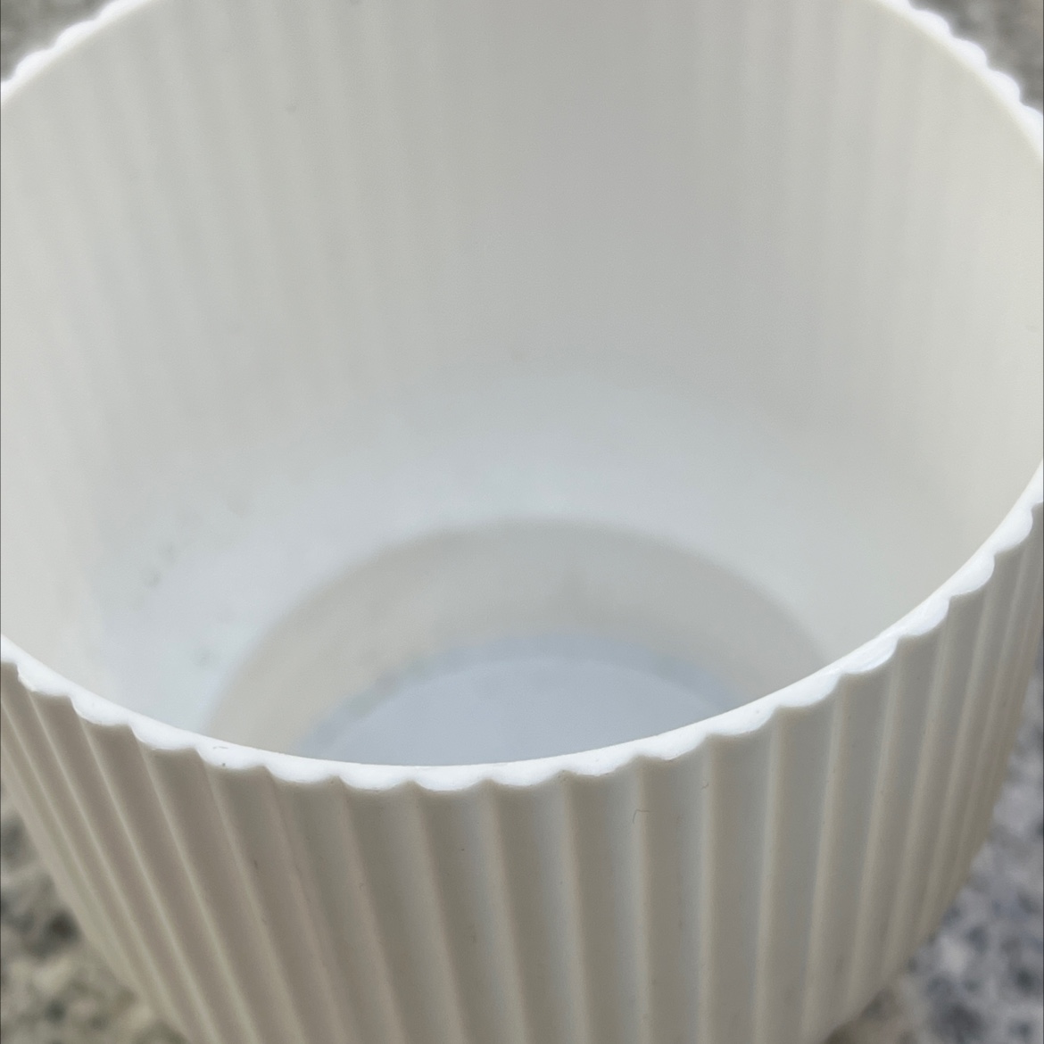 塑料花篮黑色白色仿真花配件家居摆件咖啡厅摆件家居收纳工艺品花篮竖条纹花篮工艺品家居摆件花篮细节图