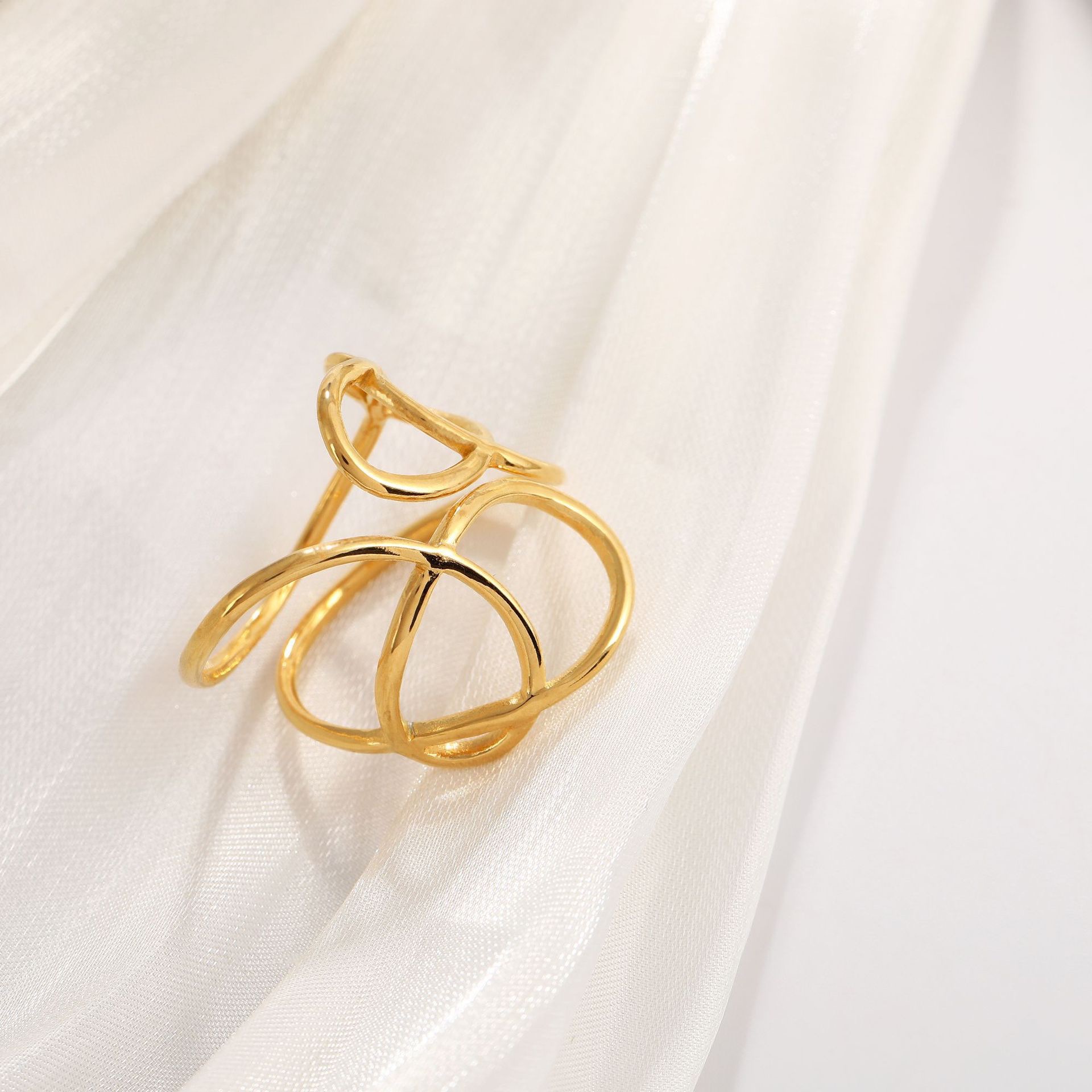 Titanium steel sand gold Moissanite ladies' ring, exquisite luster, wear-resistant, non-fading, anti-allergy and fashionable accessory Application Scenario