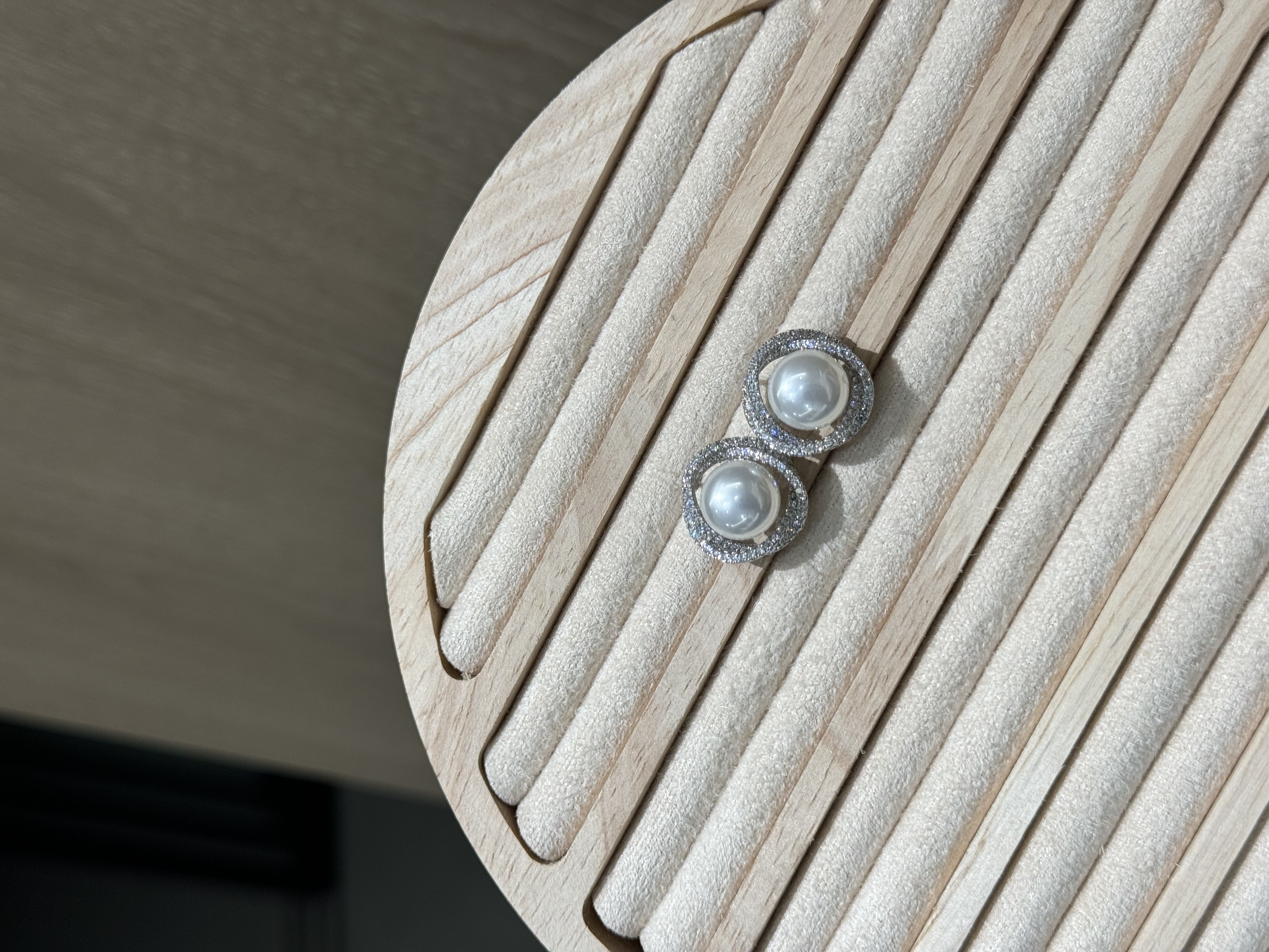 Classic twisted pearl stud earrings, creative earrings, unique design stud earrings, simple, fashionable and individual accessories, new recommendations for light luxury earrings Application Scenario