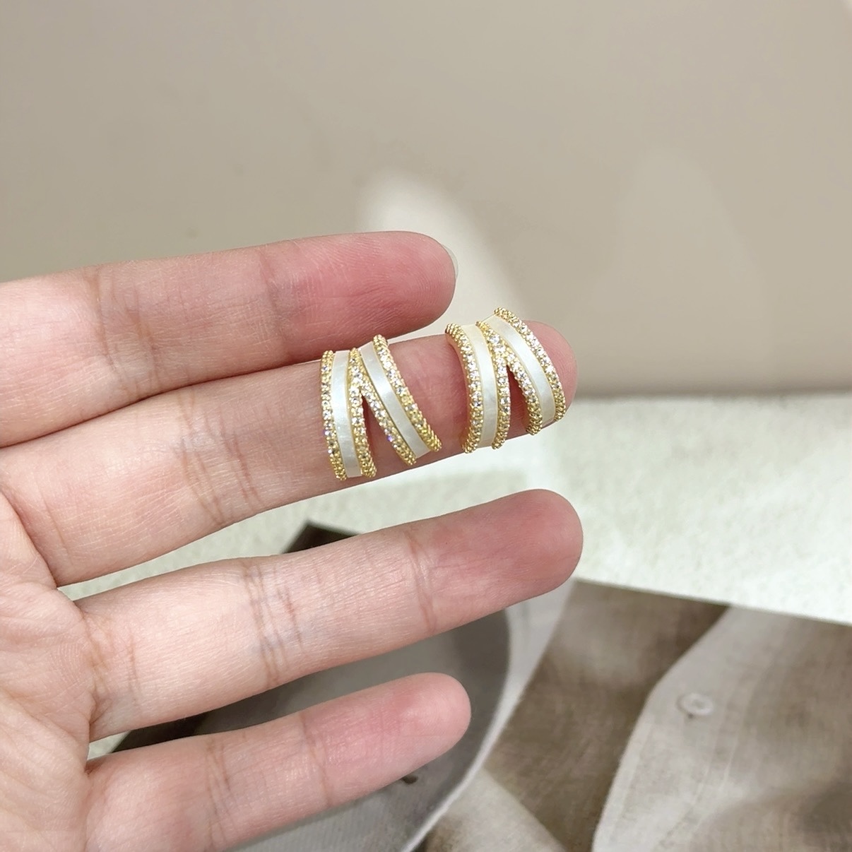 双C形黑白滴油工艺耳钉.2024新款银针半圈耳环.百搭简约设计富丽达.细节图