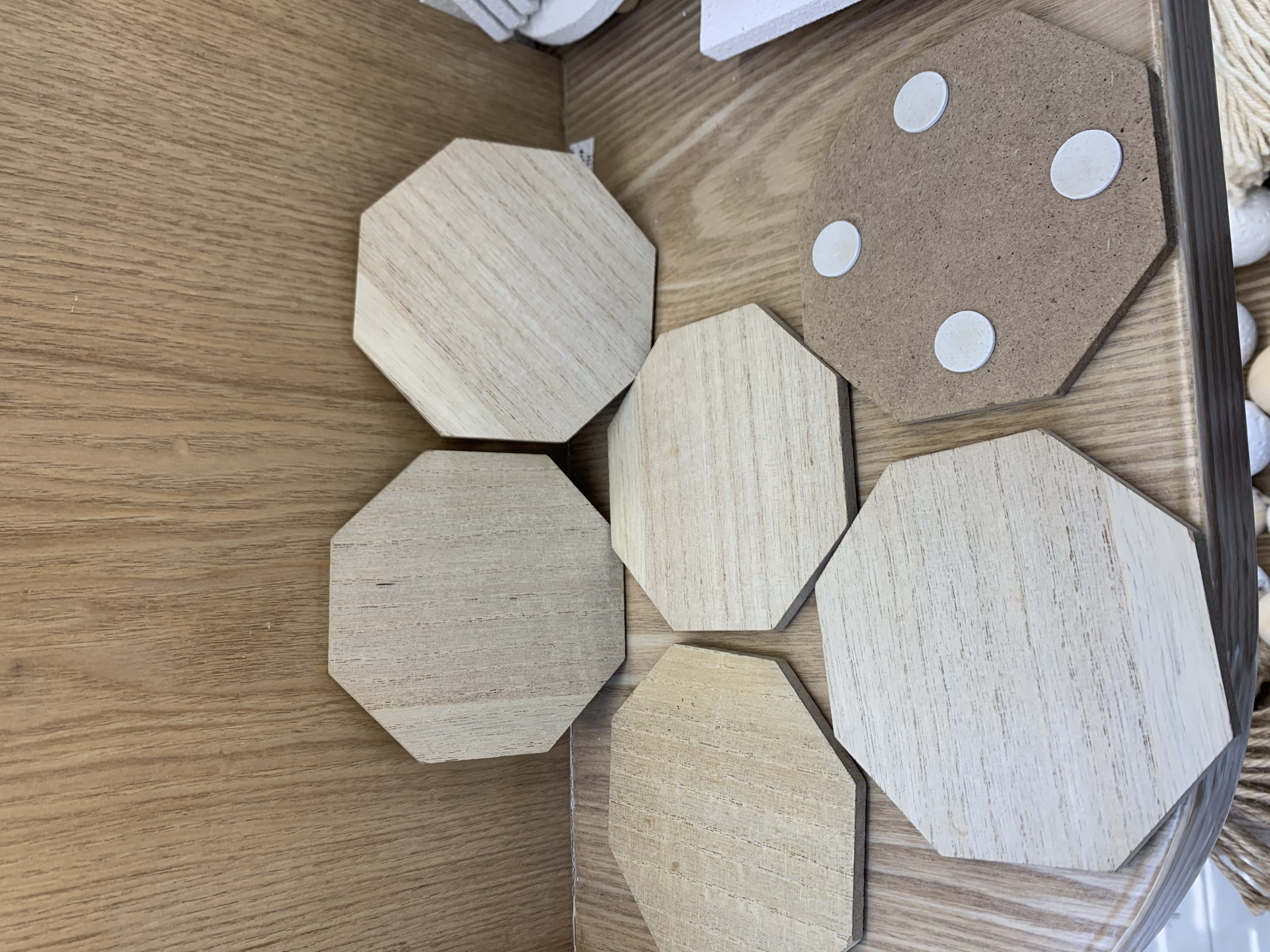 The design style of the 6-piece antique coasters is modern, simple and fashionable Application Scenario
