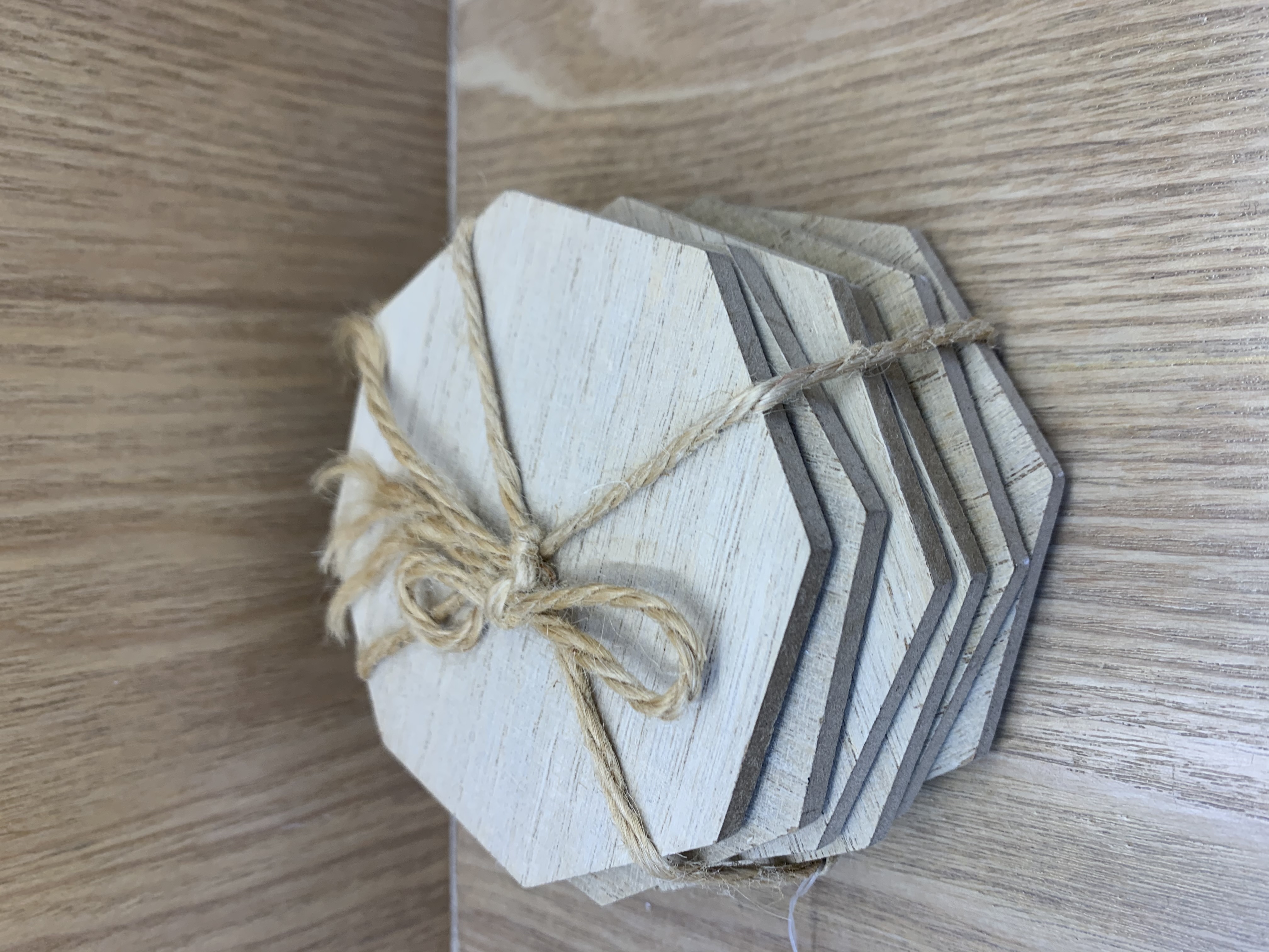 The design style of the 6-piece antique coasters is modern, simple and fashionable Item Picture