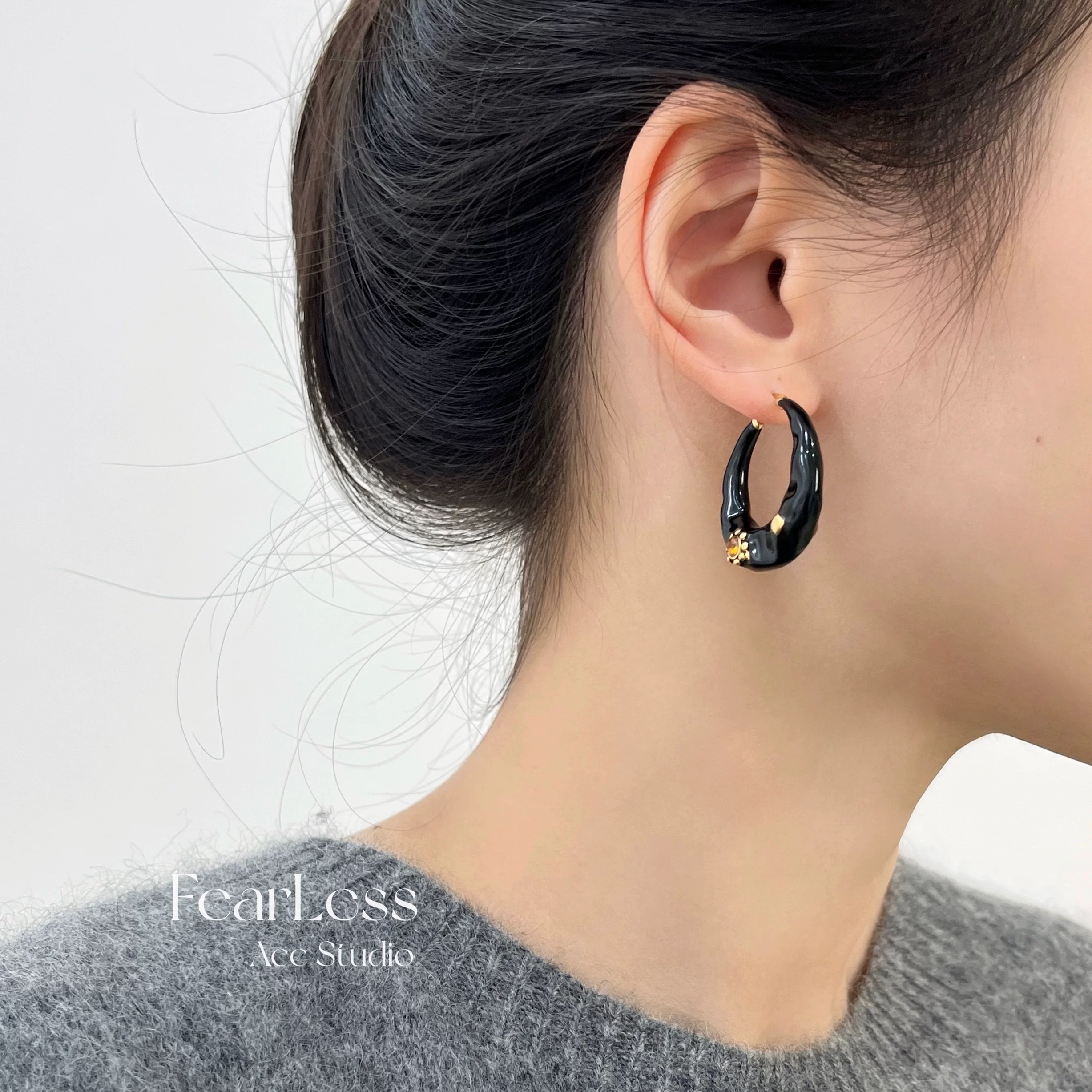 Retro high-end enamel drop earrings, simple and versatile autumn and winter earrings, niche ear loops, women's accessories, earrings, stud earrings, creative accessories, 1218 accessories, accessories, accessories, earrings, stud earrings, stud earrings, stud earrings Application Scenario