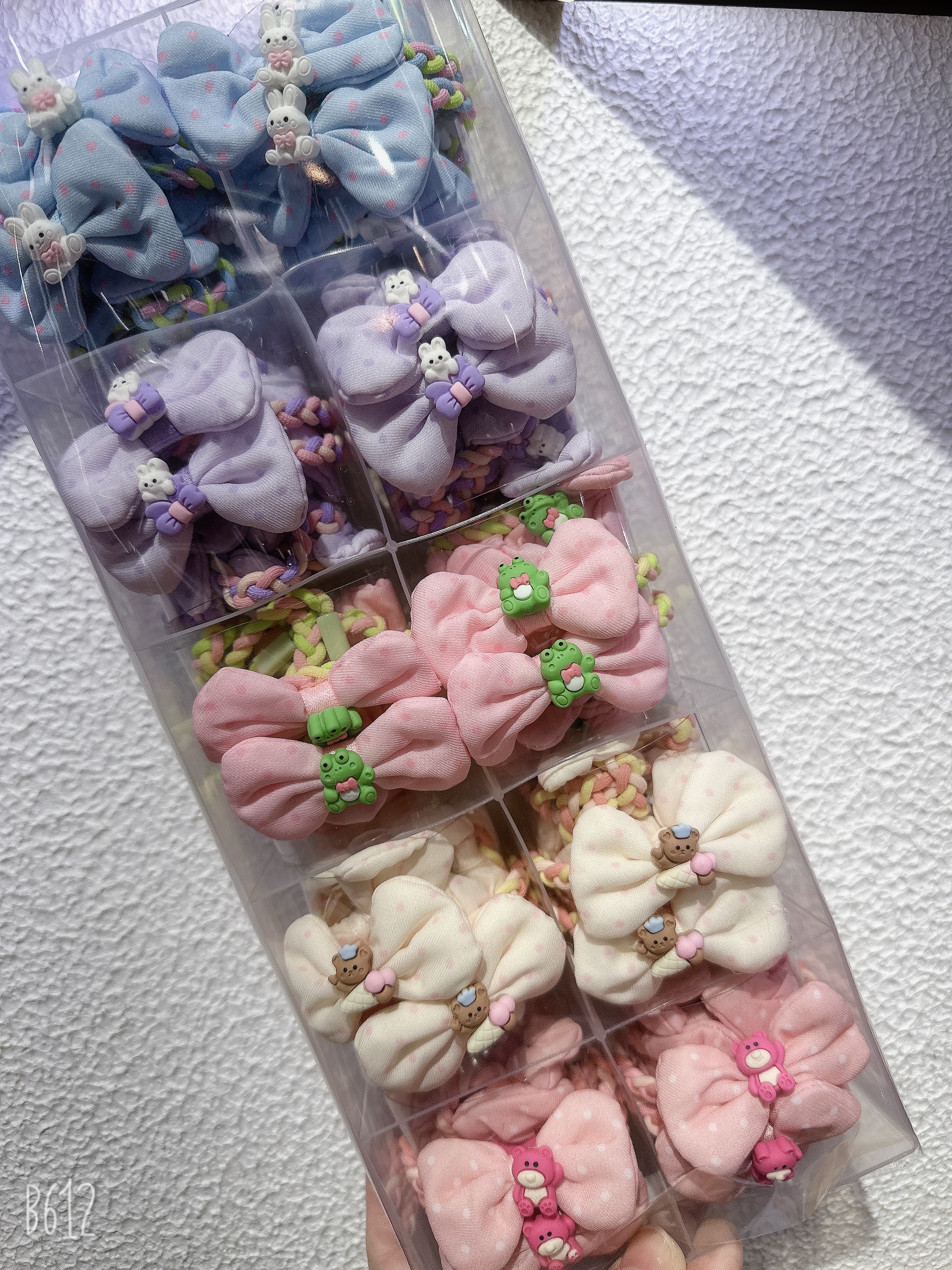 Korean-style children's hair band and hair tie for women are simple and fashionable hair accessories. They have long-lasting elasticity and won't damage the hair Application Scenario