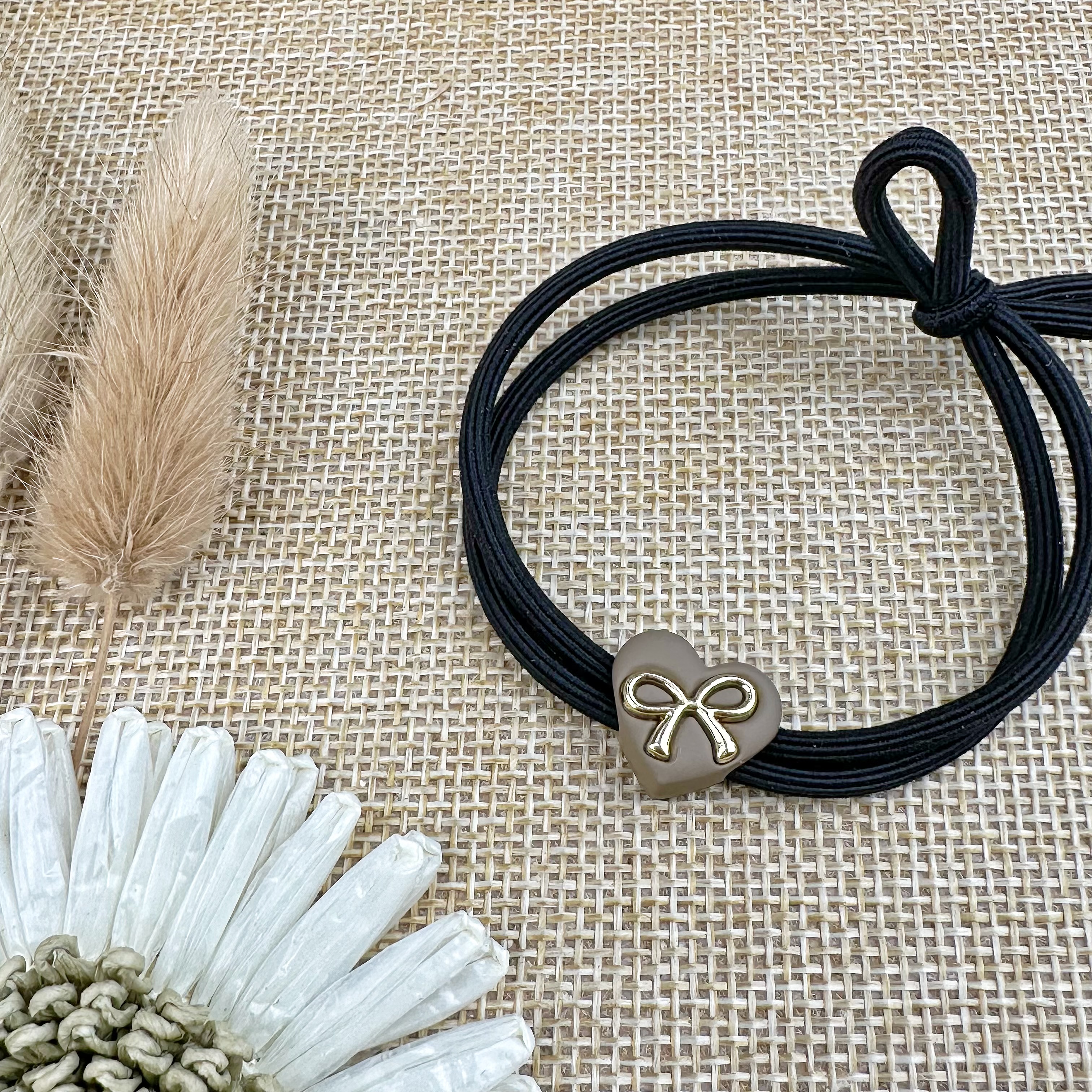 Diamond hair ties, hair accessories, hair ties, rubber bands for tying hair, hair accessories, elegant and fashionable for ladies, simple and durable, no damage to hair, rubber bands for tying hair Application Scenario