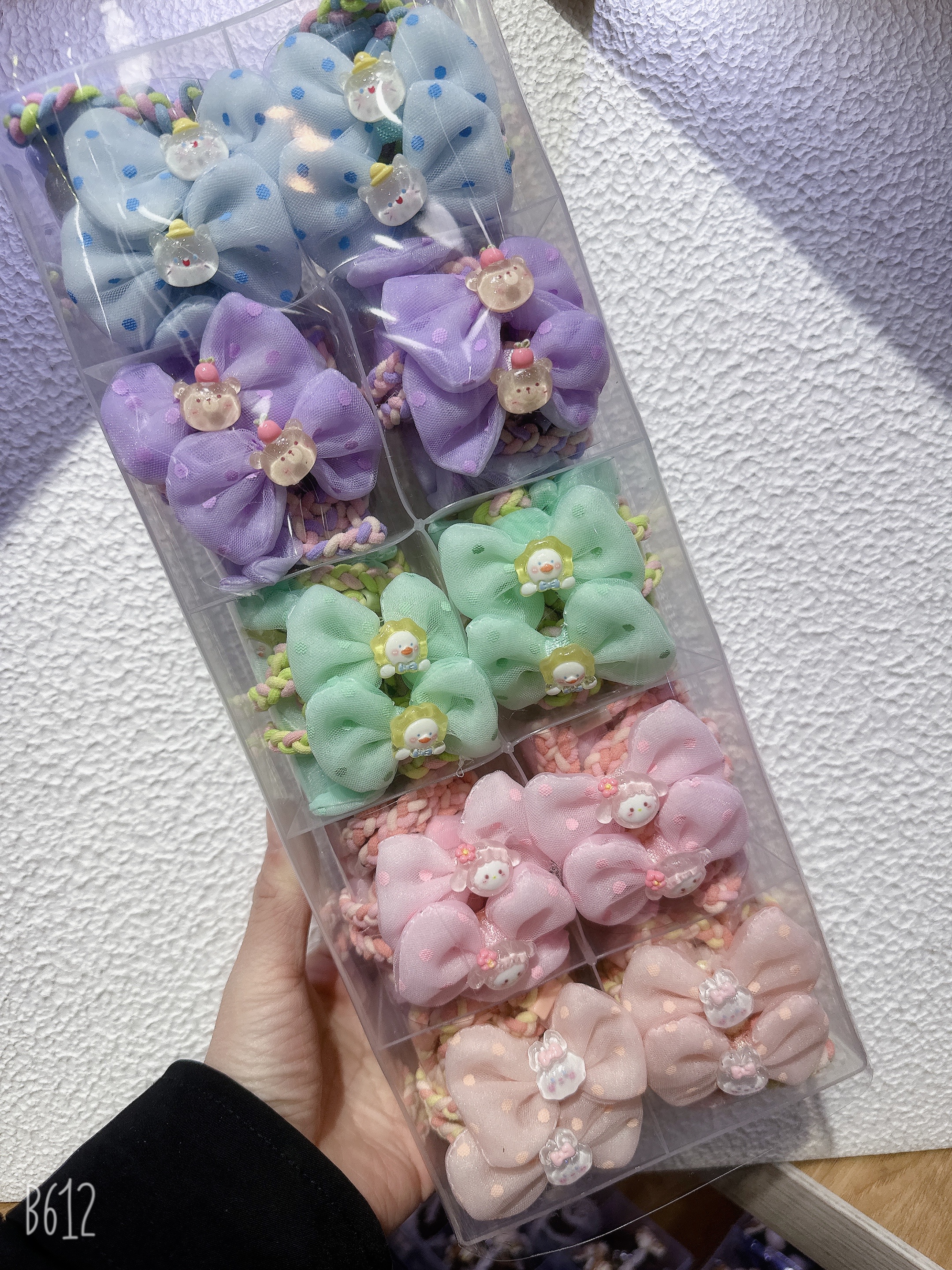 Korean-style children's hair band and hair tie for women are simple and fashionable hair accessories. They have long-lasting elasticity and won't damage the hair