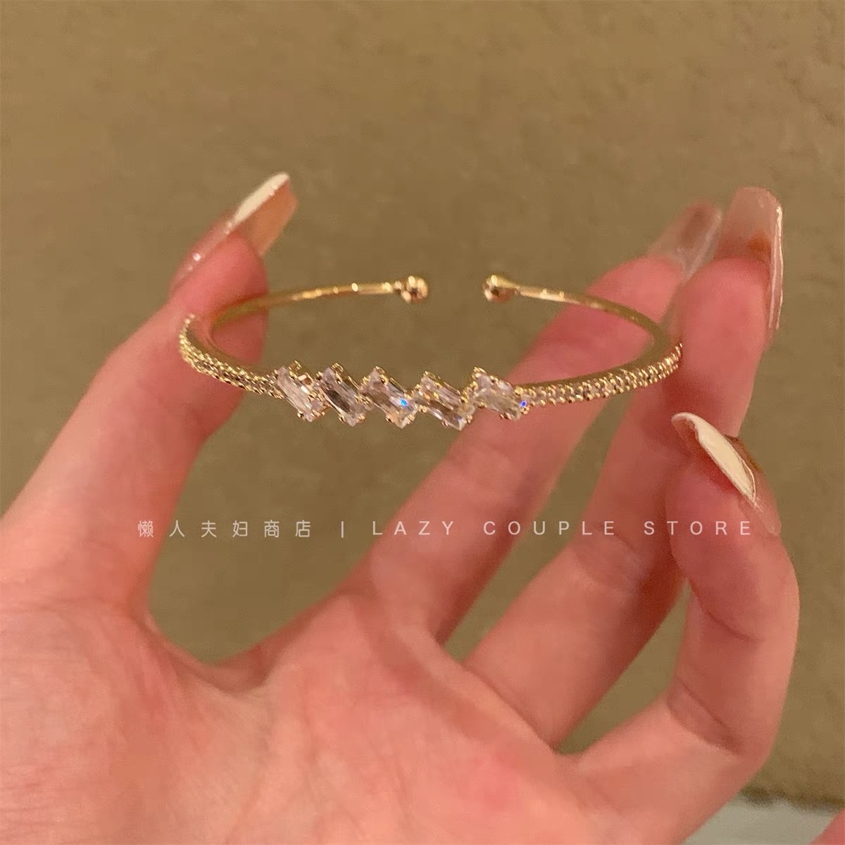 Single-row zircon inlaid with trendy elements paired with a classic and fashionable white zircon inlaid diamond bracelet Specification image