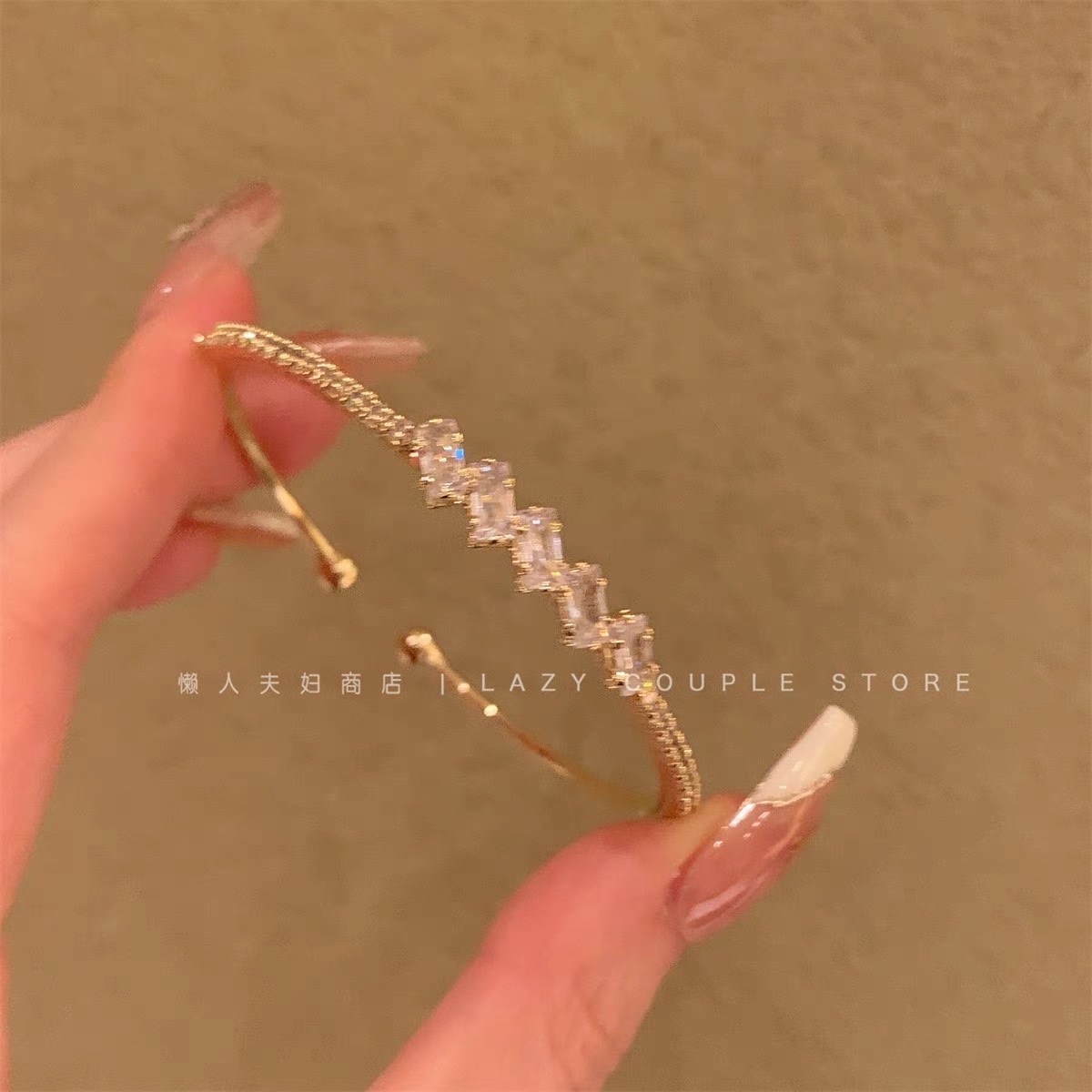 Single-row zircon inlaid with trendy elements paired with a classic and fashionable white zircon inlaid diamond bracelet details Picture