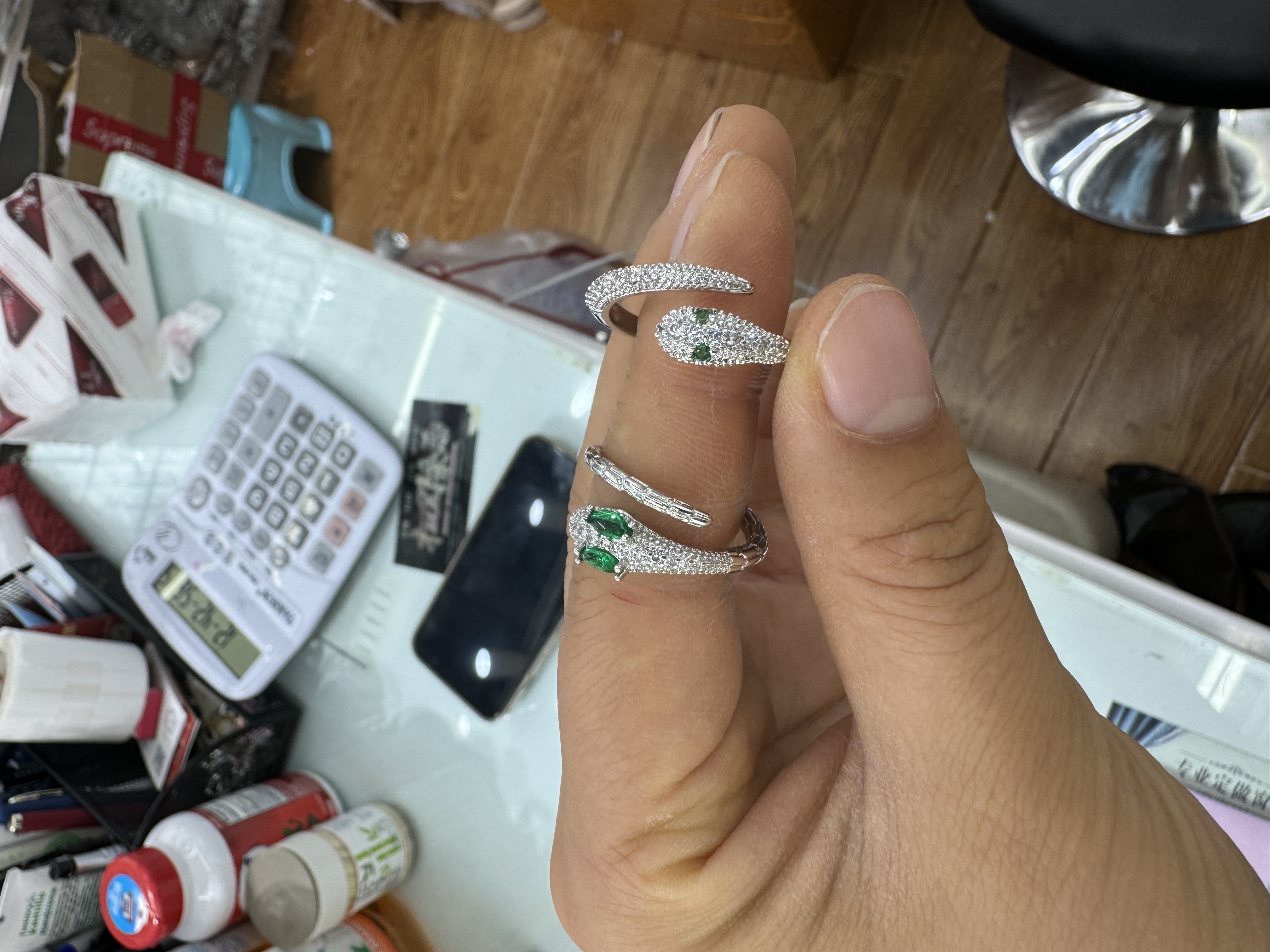 钛钢沙金莫桑钻女士戒指 精致光泽耐磨不褪色 高级感满满的时尚配饰