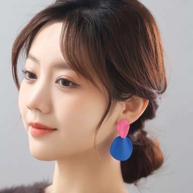 The 2024 new style of ultra-whitening exaggerated metal candy-colored fashionable earrings exude a sense of sophistication for women. The long earrings feature a retro color contrast detail image 2