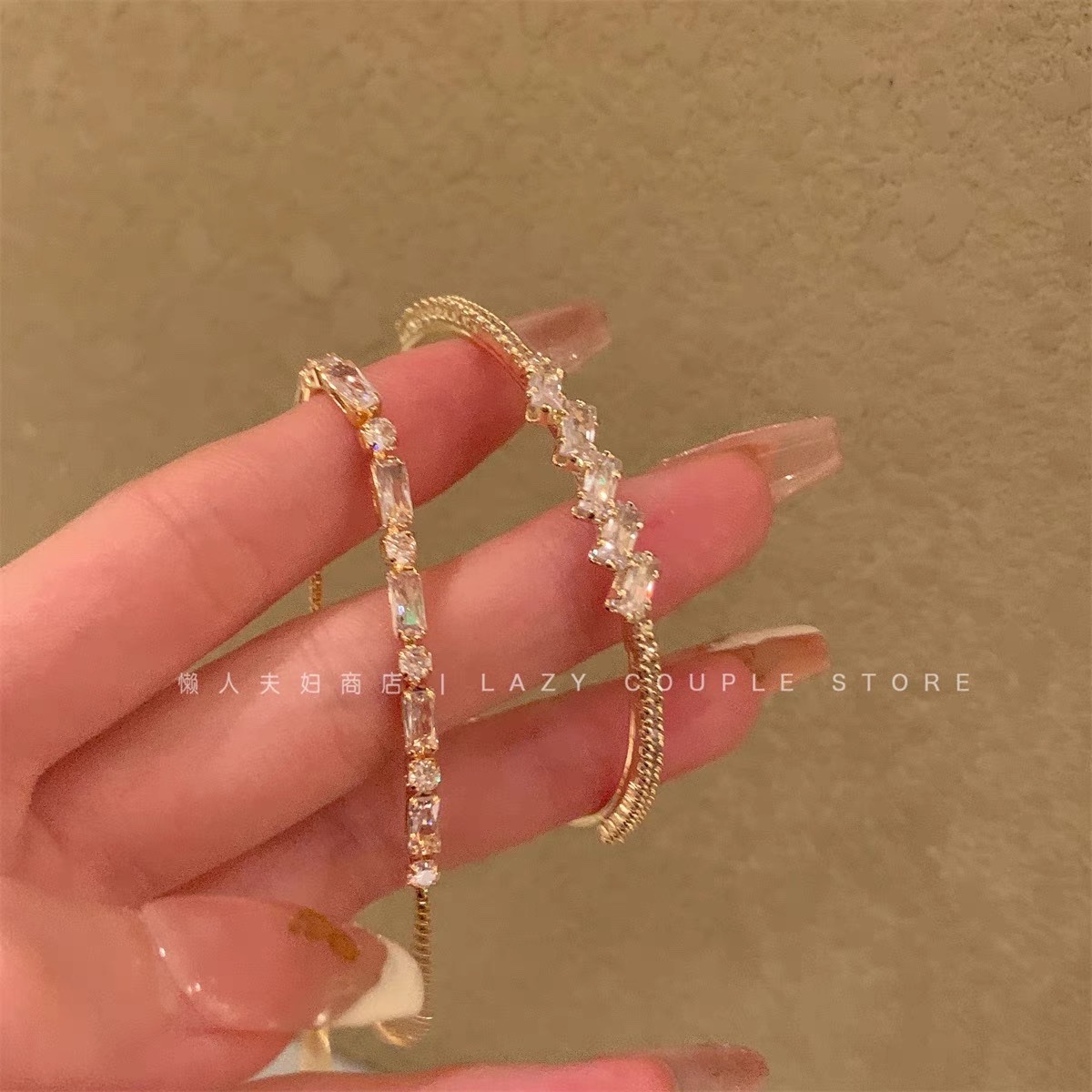 Single-row zircon inlaid with trendy elements paired with a classic and fashionable white zircon inlaid diamond bracelet