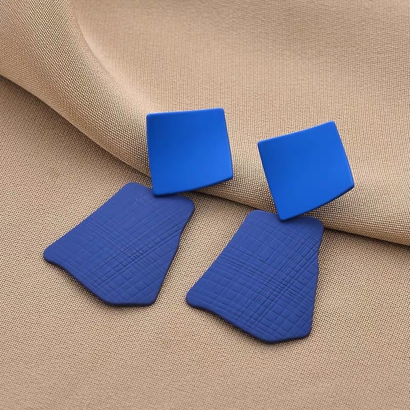 The 2024 new style of ultra-whitening exaggerated metal candy-colored fashionable earrings exude a sense of sophistication for women. The long earrings feature a retro color contrast Application Scenario