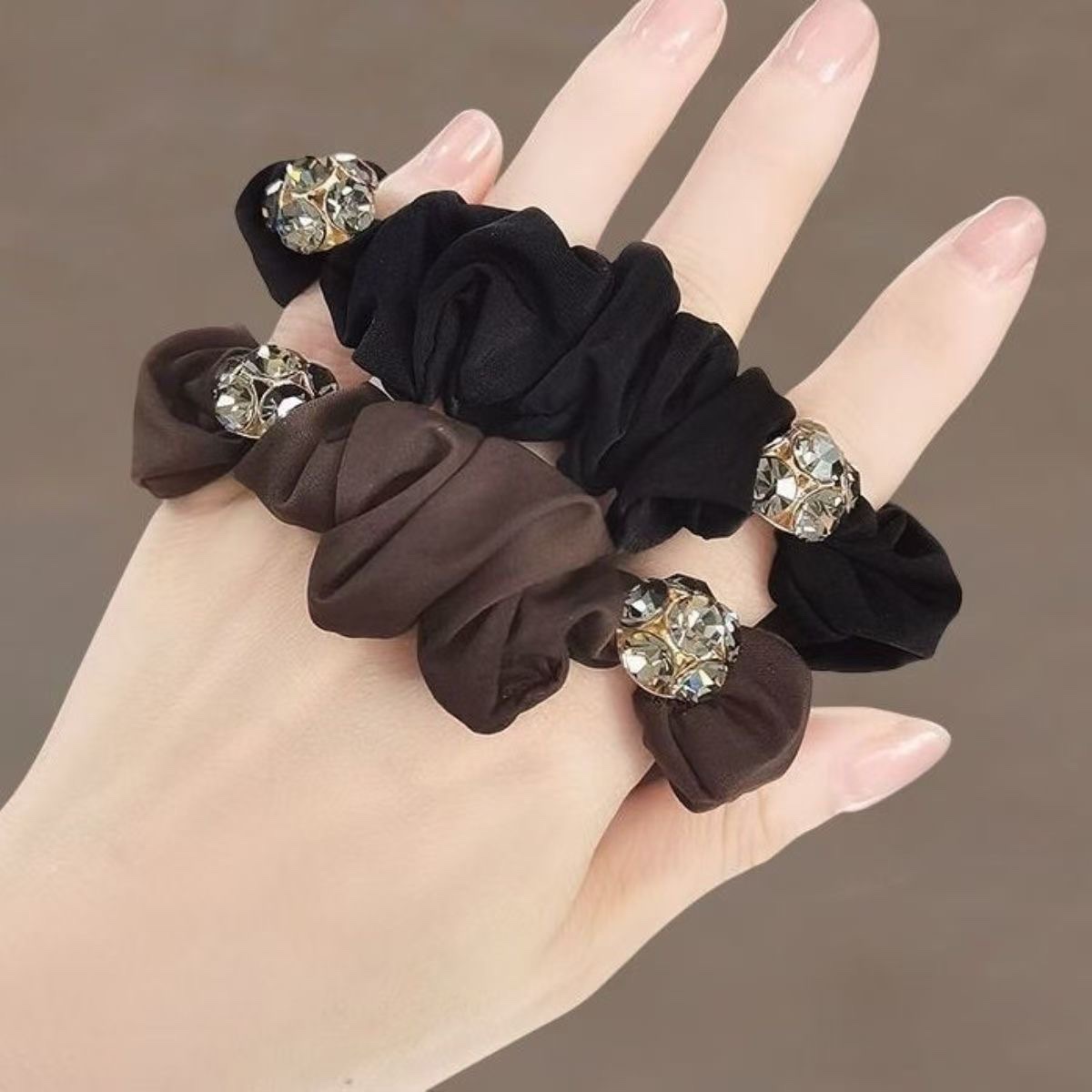 Hair tie, hair band, large intestine hair tie, high elasticity, durable, no marks, no damage to hair, light hair flower, hair accessory, fabric hair tie, hair tie, hair tie, large intestine hair tie, autumn and winter hair tie, hair tie Application Scenario