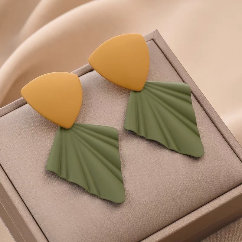 The 2024 new style of ultra-whitening exaggerated metal candy-colored fashionable earrings exude a sense of sophistication for women. The long earrings feature a retro color contrast detail image 3
