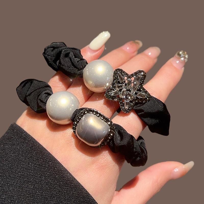 High-end and elegant water diamond pearl hair tie, hair tie, bun hair band, high-elasticity rubber band, ponytail, new hair accessory, hair band, hair tie, large intestine circle, autumn and winter hair band Application Scenario
