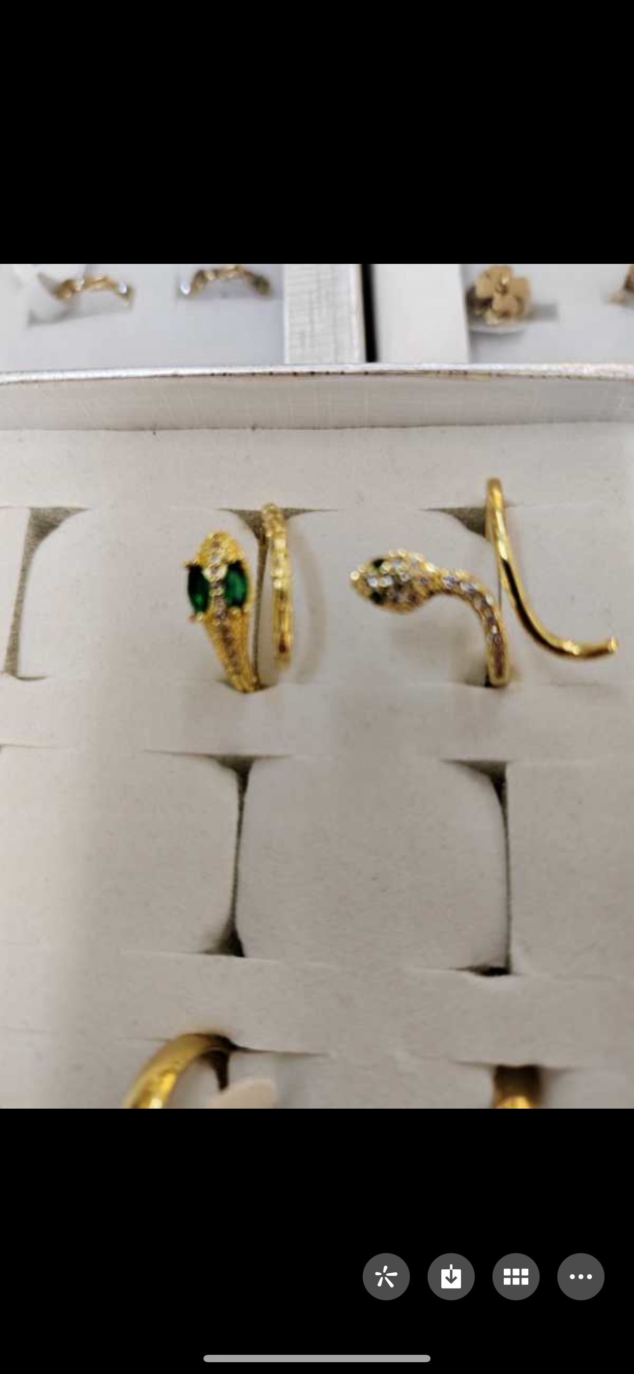 钛钢沙金莫桑钻女士戒指 精致光泽耐磨不褪色 高级感满满的时尚配饰产品图