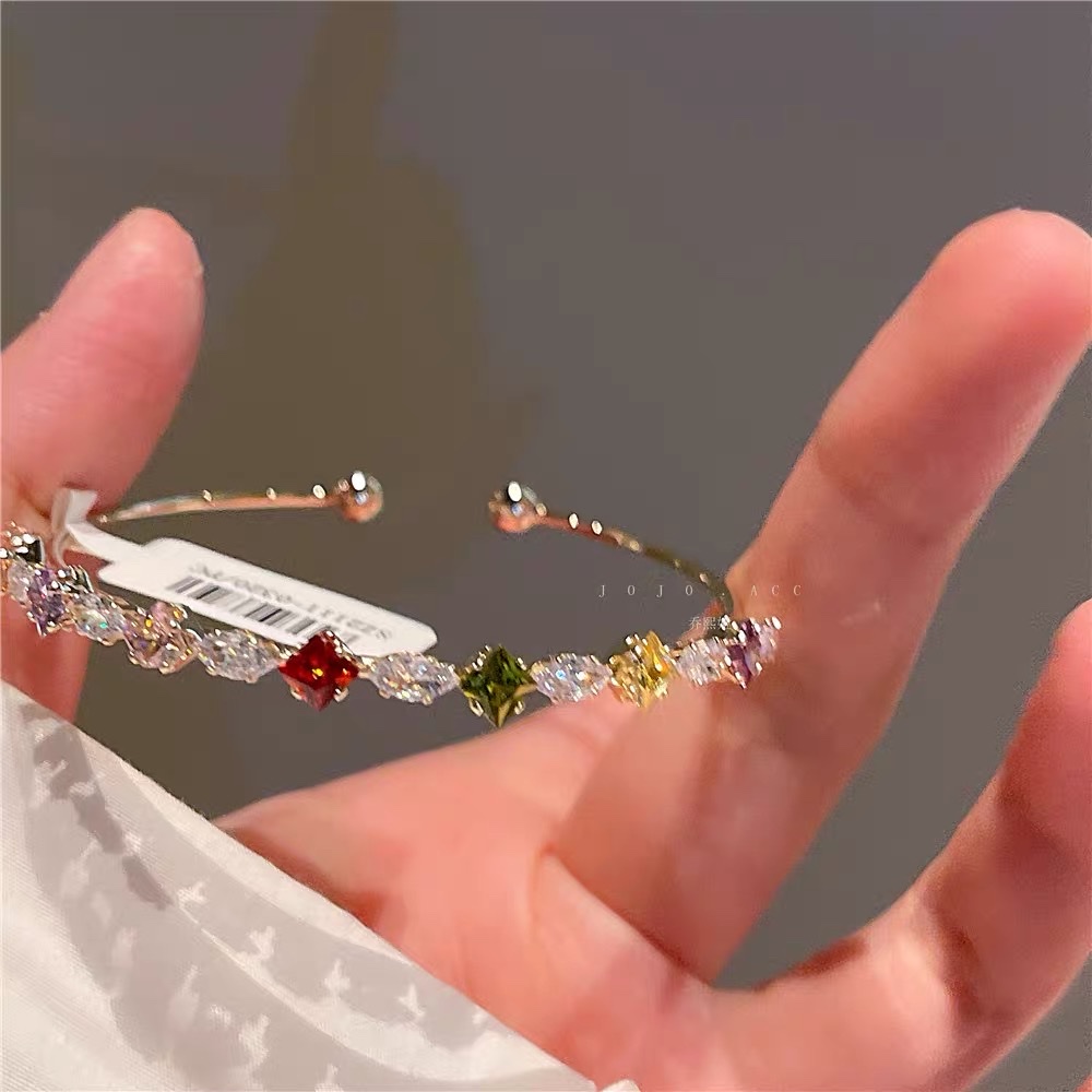 Single-row zircon inlaid with trendy elements paired with a classic and fashionable series of colored zircon inlaid diamond bracelets Item Picture