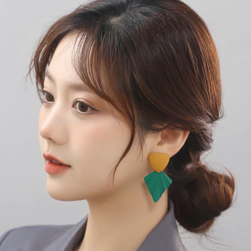 The 2024 new style of ultra-whitening exaggerated metal candy-colored fashionable earrings exude a sense of sophistication for women. The long earrings feature a retro color contrast Item Picture