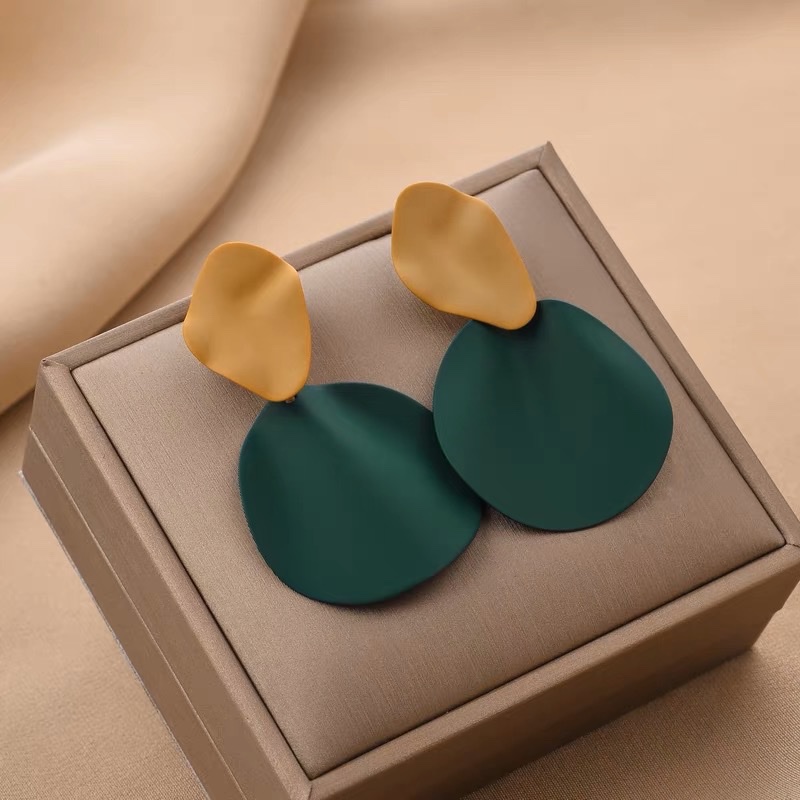 The 2024 new style of ultra-whitening exaggerated metal candy-colored fashionable earrings exude a sense of sophistication for women. The long earrings feature a retro color contrast detail image 4