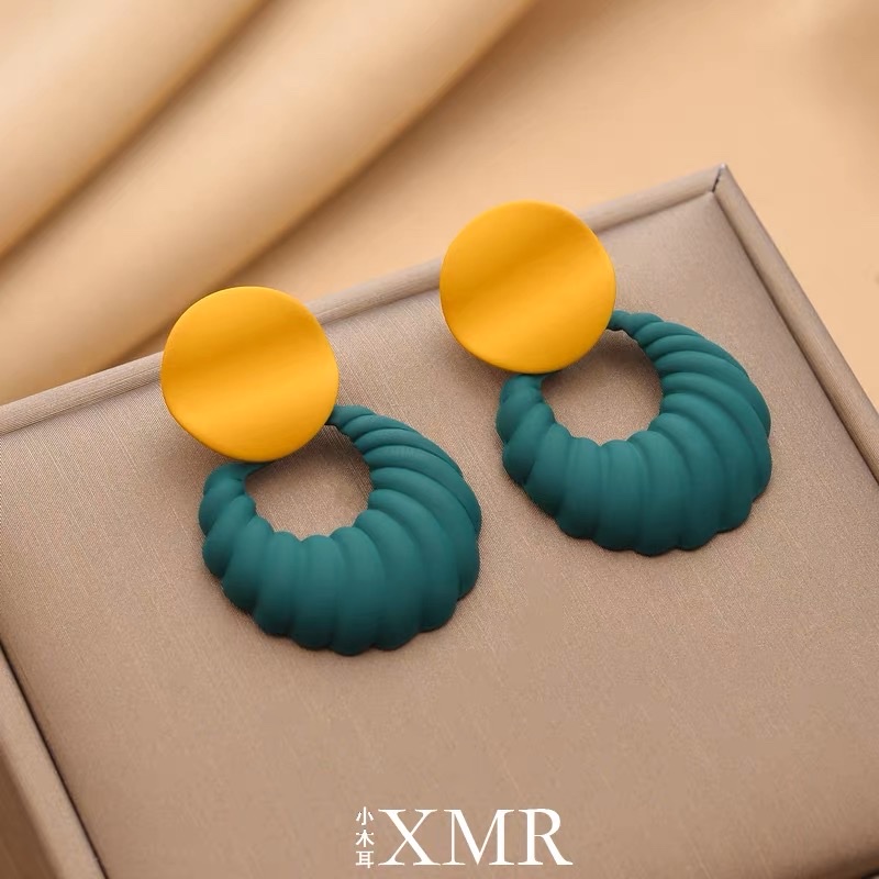 The 2024 new style of ultra-whitening exaggerated metal candy-colored fashionable earrings exude a sense of sophistication for women. The long earrings feature a retro color contrast