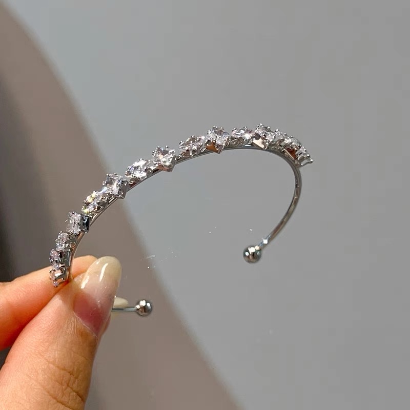 The popular element zircon inlaid diamond design series of bracelets Application Scenario