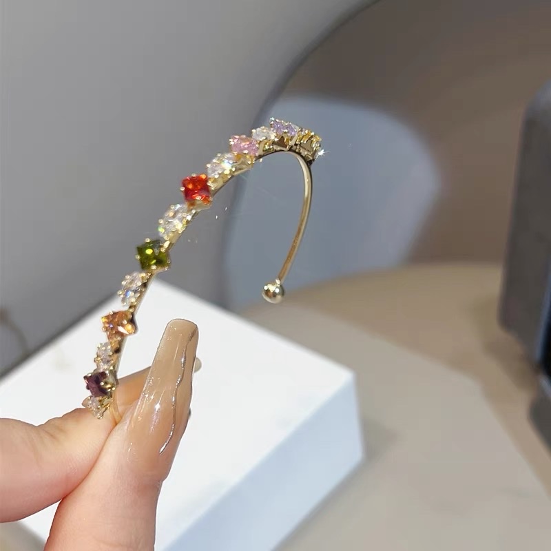 Single-row zircon inlaid with trendy elements paired with a classic and fashionable series of colored zircon inlaid diamond bracelets