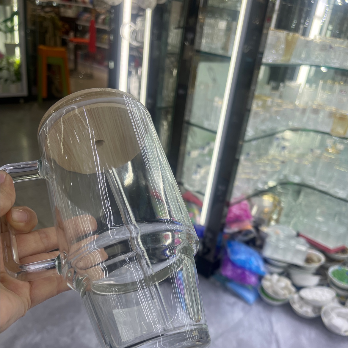 The glass vase is an exquisite glass handicraft with a unique glass marble design. The glass ashtray has diverse functions and is a home decoration details Picture