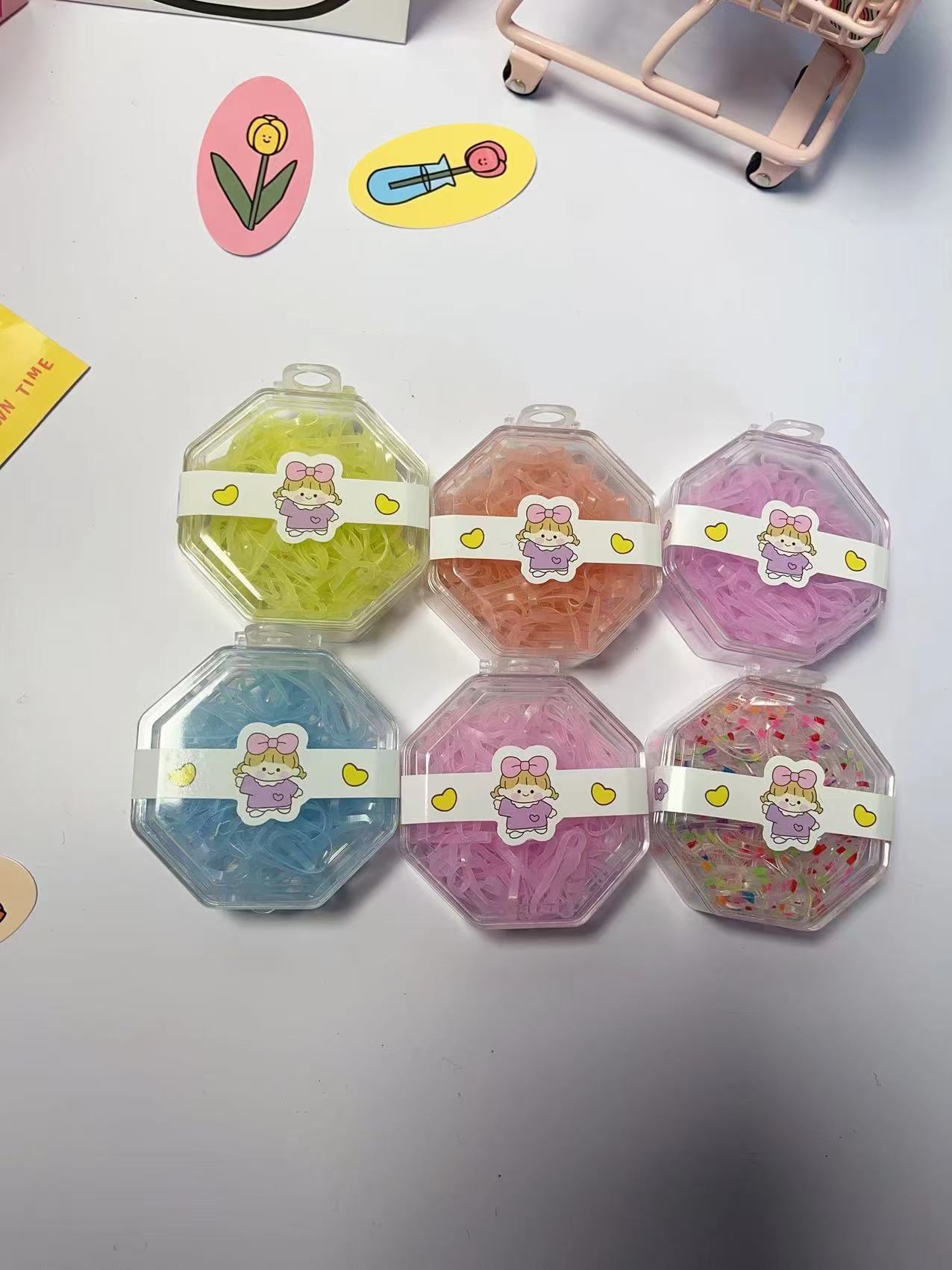 The rubber-made rubber band for children does no harm to hair quality. The rubber band for hair fixation has a moderate hardness and is durable