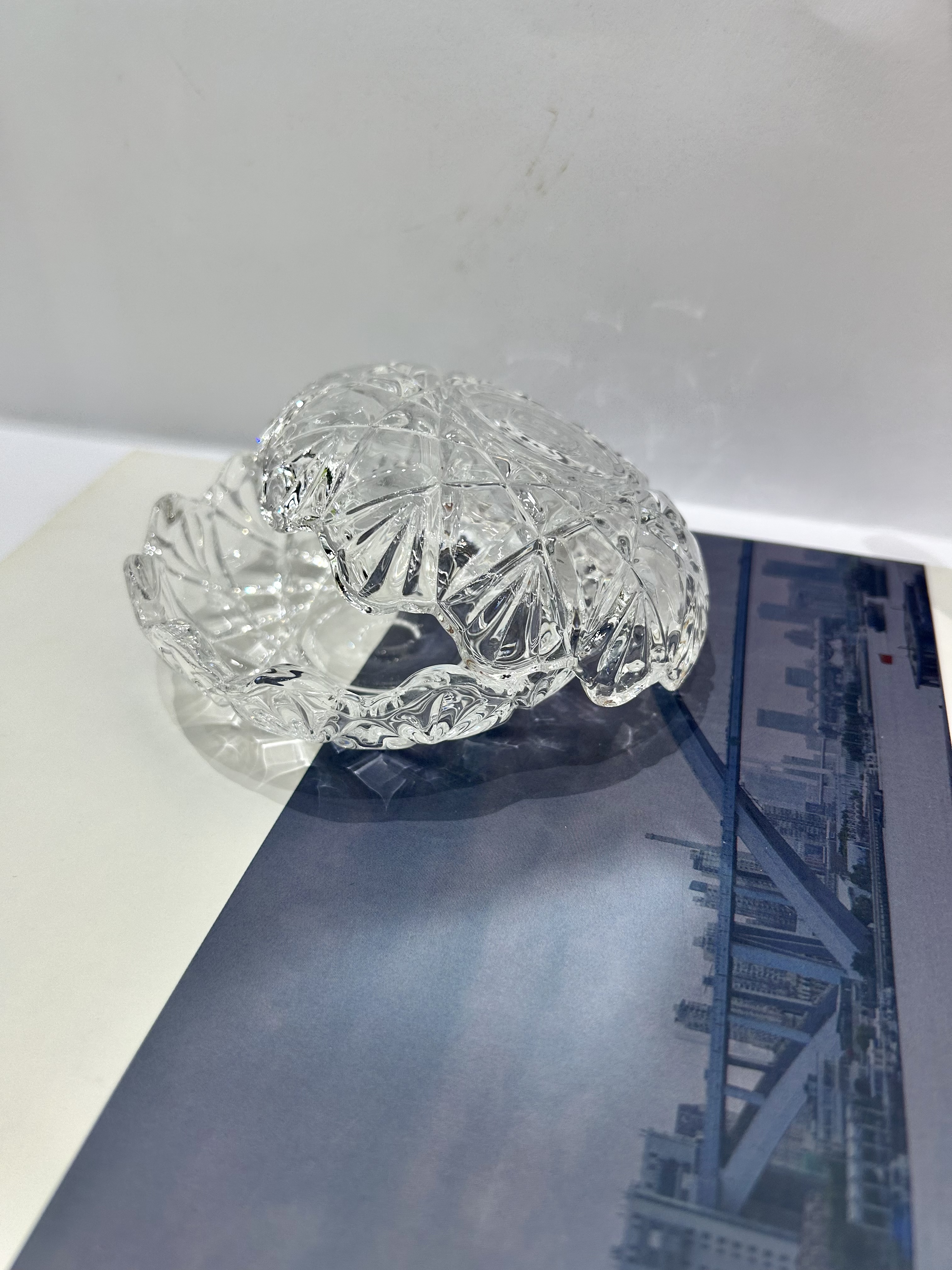 Glass fruit platters, exquisite glass handicrafts, heat-resistant glass plates, glass ashtrays, multi-functional, high-end decorative items