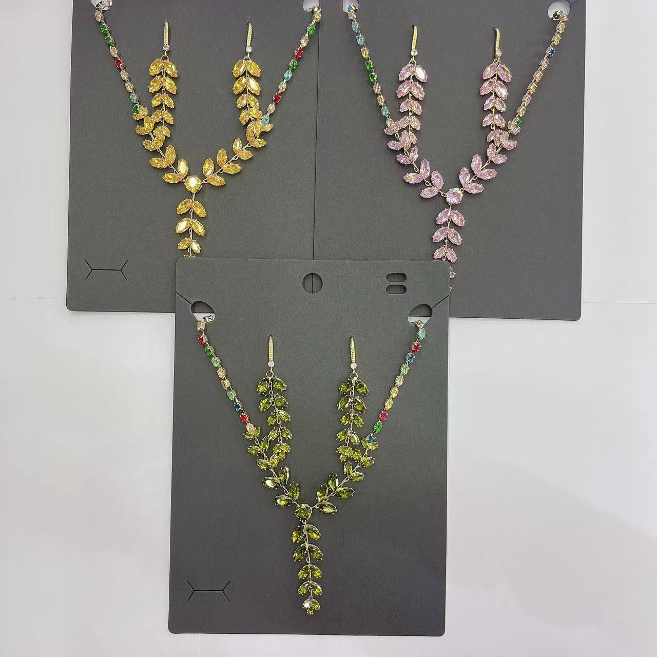 Hot-selling crystal zircon necklace with anti-glare button design, six pairs of stud earrings, shining zircon jewelry set, elegant and fashionable jewelry Application Scenario