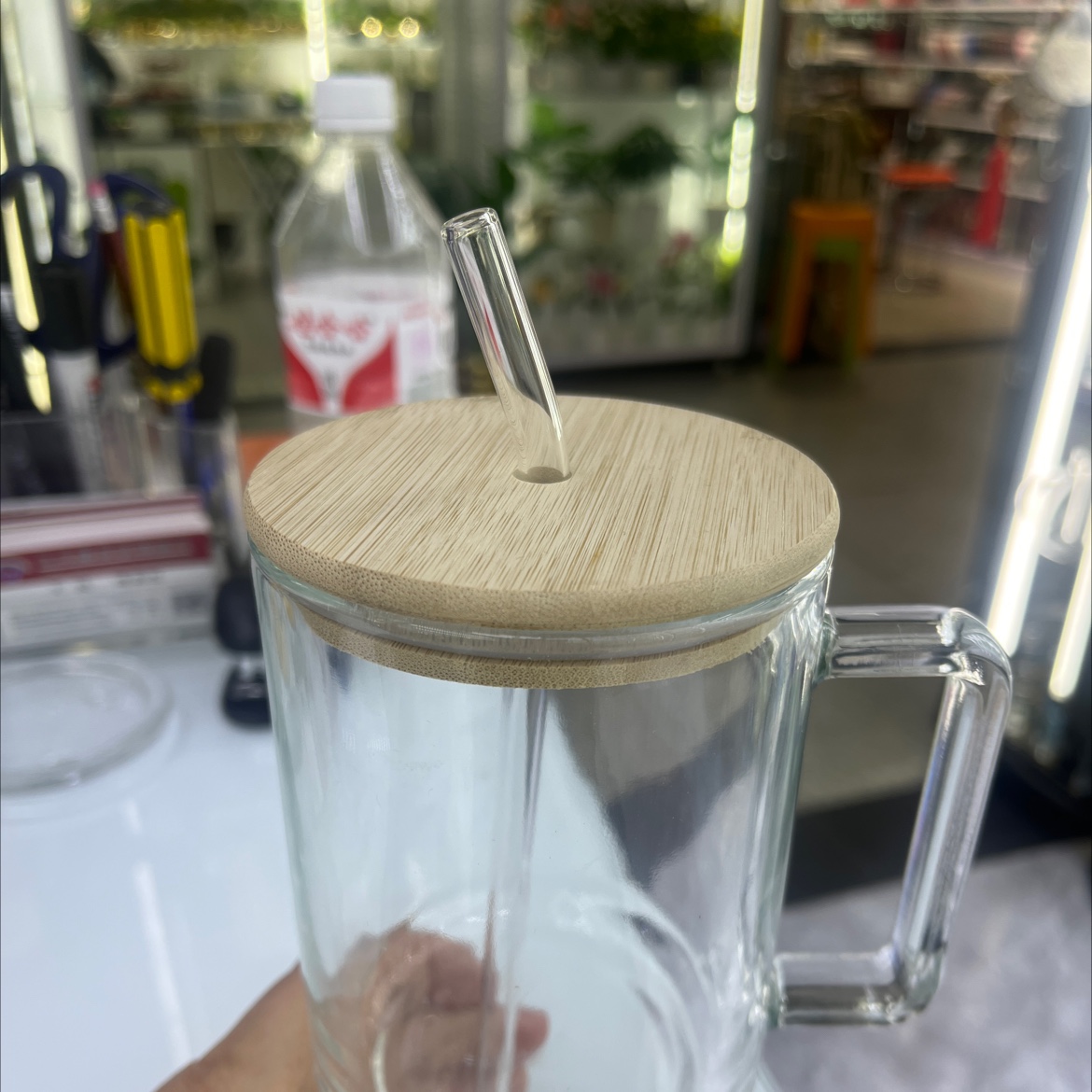 The glass vase is an exquisite glass handicraft with a unique glass marble design. The glass ashtray has diverse functions and is a home decoration Item Picture