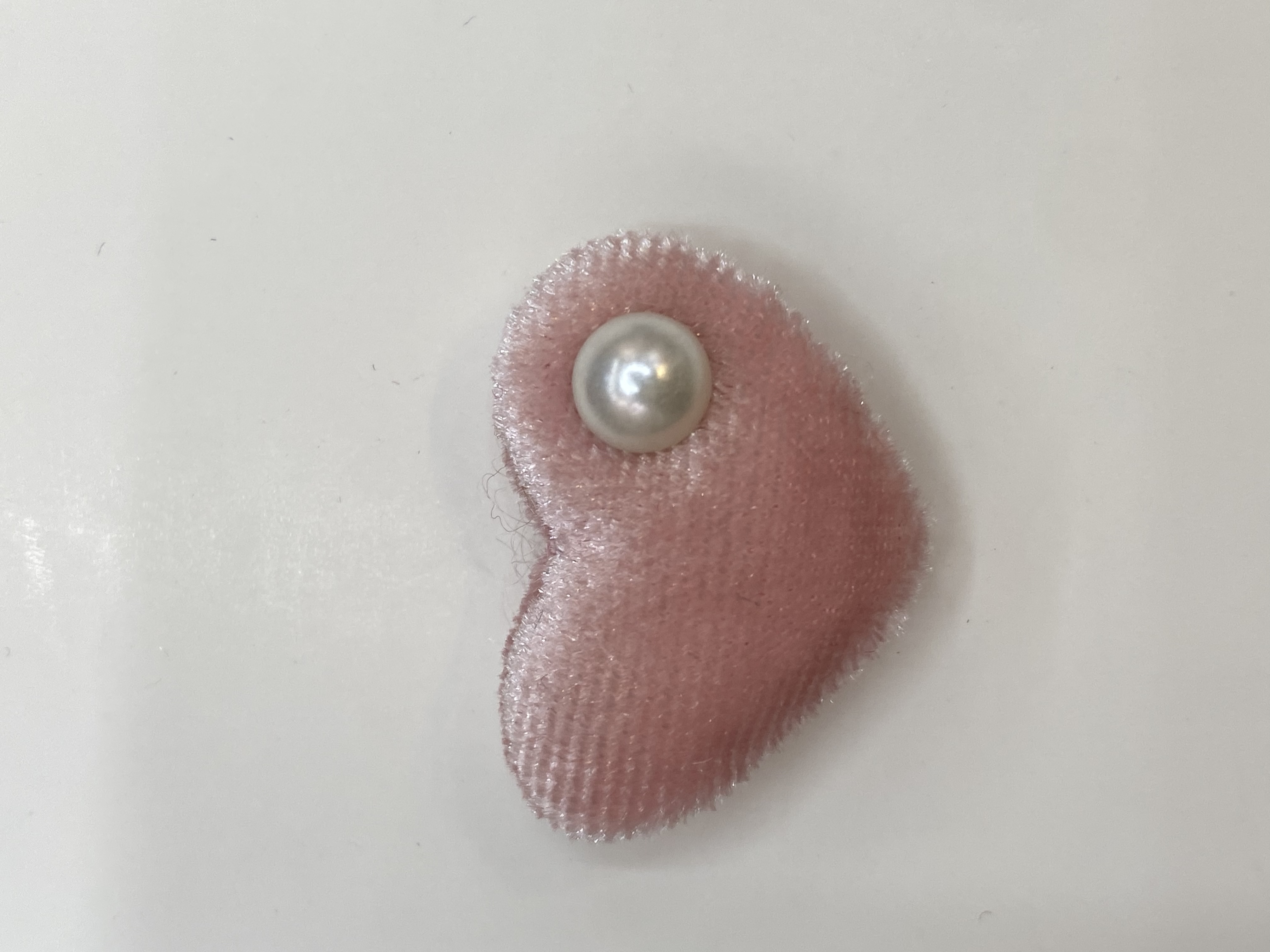 A simple, cute and versatile golden velvet heart and pearl children's hair clip accessory, a bestseller for autumn and winter new clothing and accessories Application Scenario