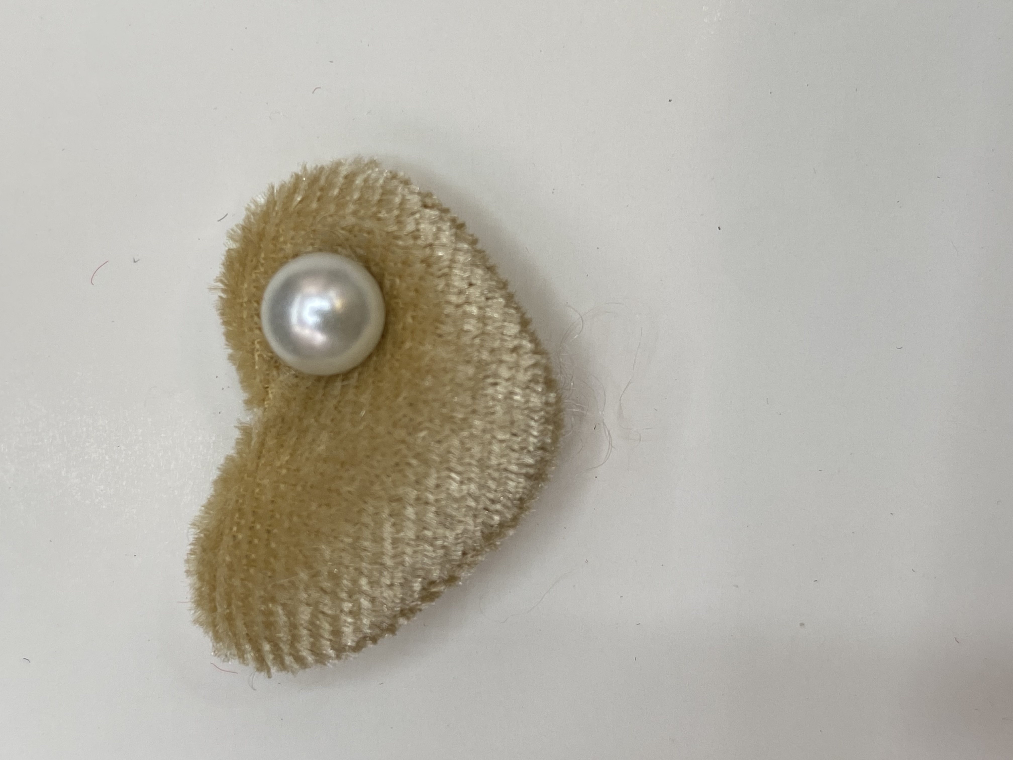 A simple, cute and versatile golden velvet heart and pearl children's hair clip accessory, a bestseller for autumn and winter new clothing and accessories Specification image