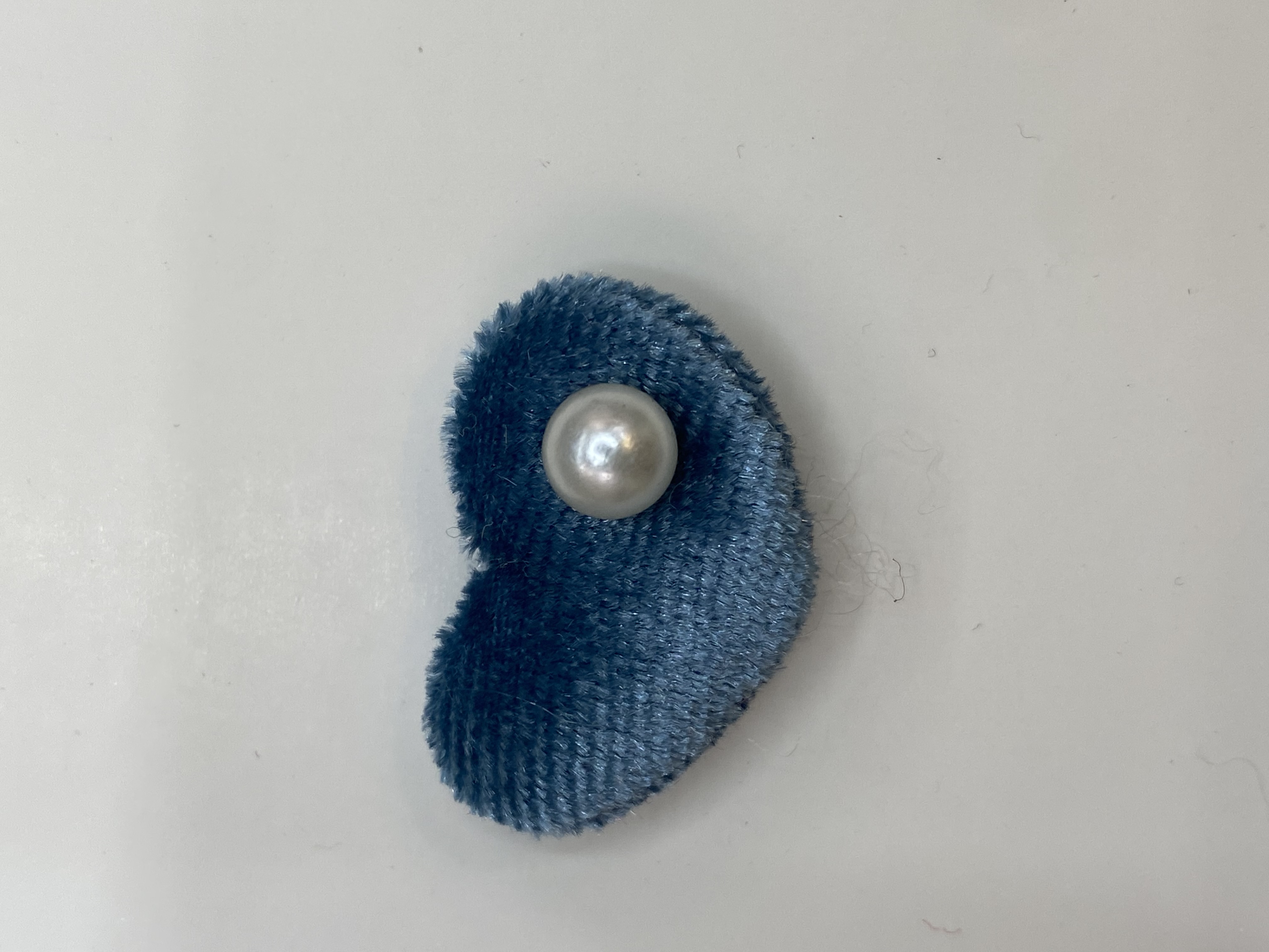 A simple, cute and versatile golden velvet heart and pearl children's hair clip accessory, a bestseller for autumn and winter new clothing and accessories Item Picture